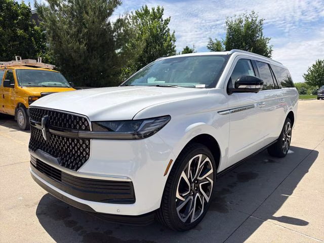 2026 Star White Metallic Tri-Coat Lincoln Navigator L Reserve 4X4 SUV