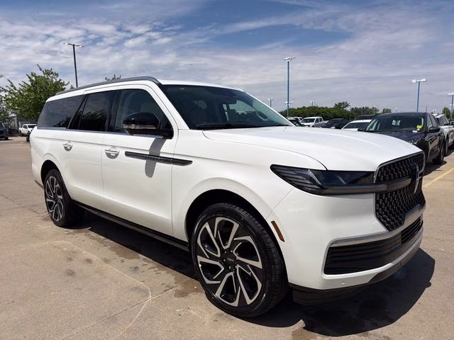 2026 Star White Metallic Tri-Coat Lincoln Navigator L Reserve 4X4 SUV