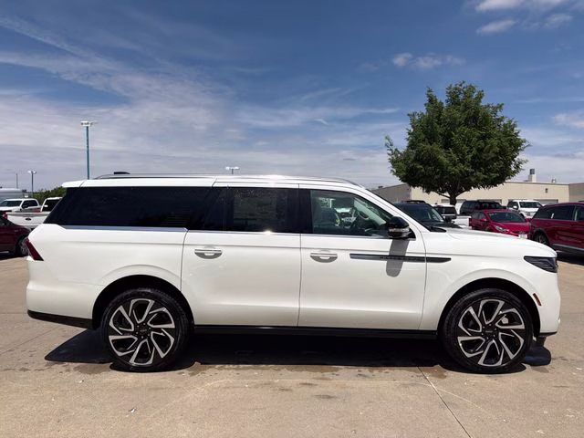 2026 Star White Metallic Tri-Coat Lincoln Navigator L Reserve 4X4 SUV