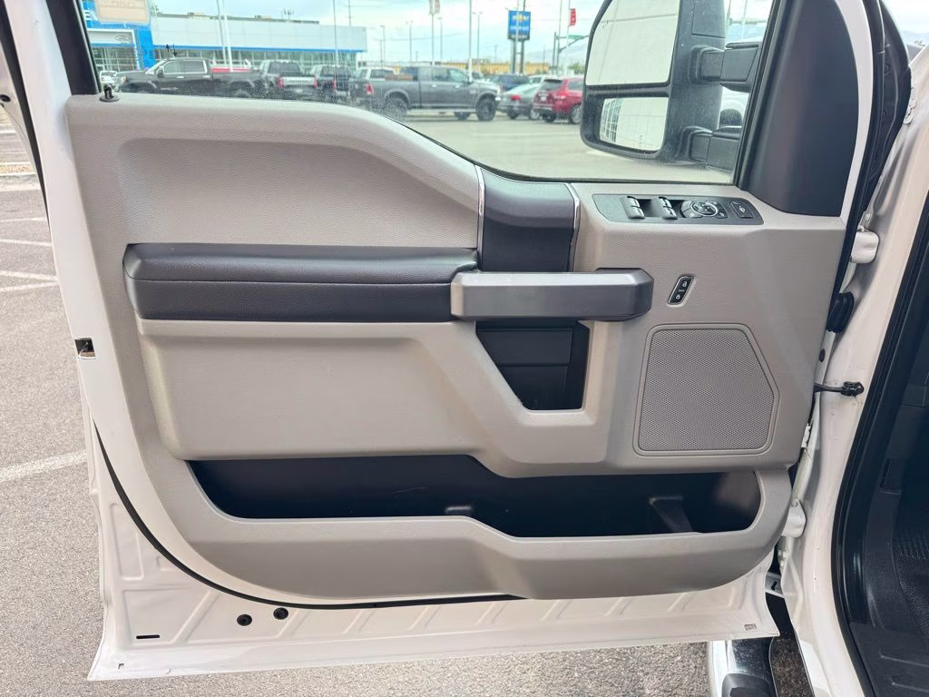 2022 White Ford Super Duty F-350 SRW XLT 4X4 Truck