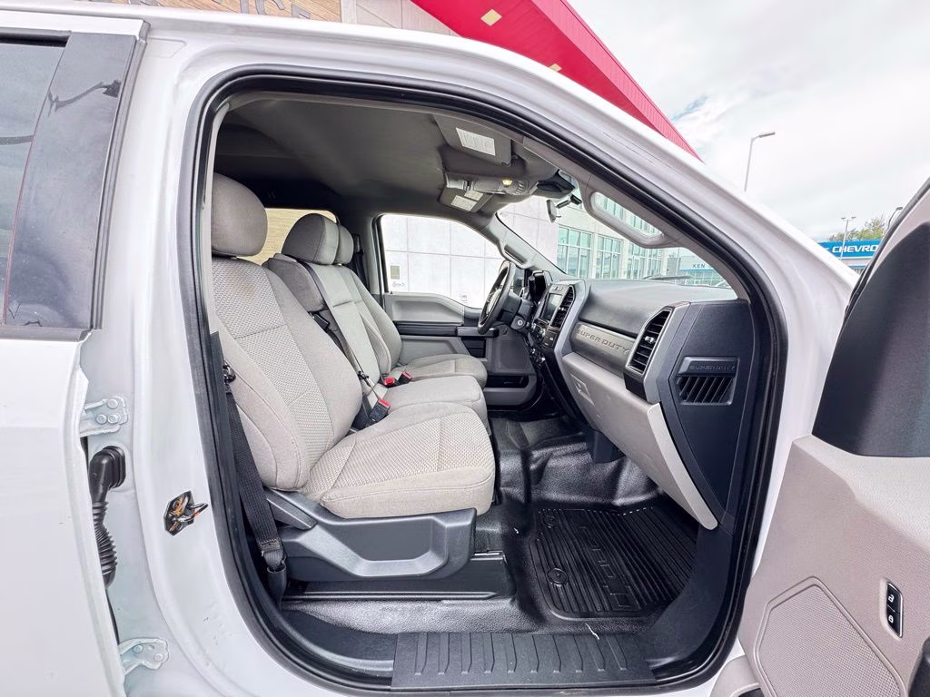 2022 White Ford Super Duty F-350 SRW XLT 4X4 Truck