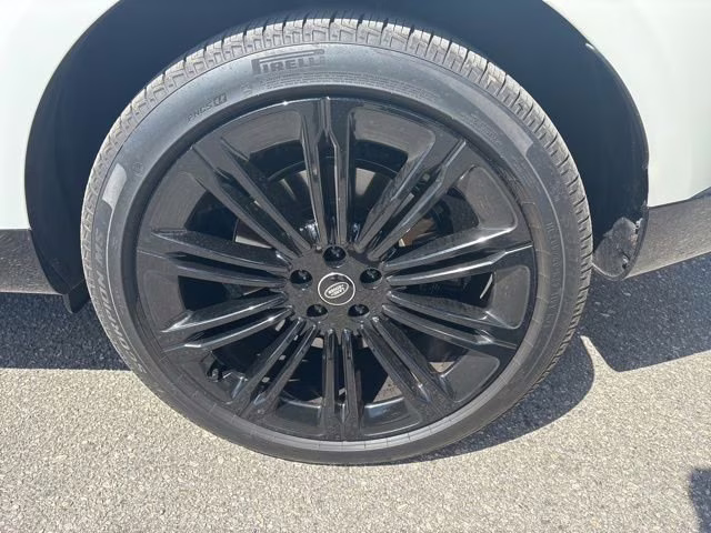 2025 Fuji White Land Rover Range Rover SE AWD SUV