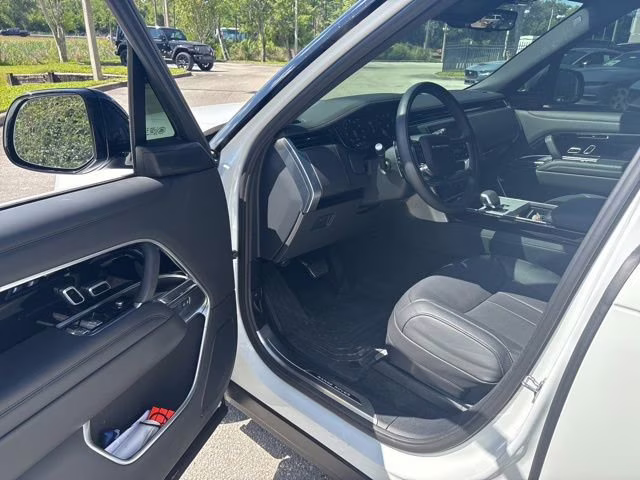 2025 Fuji White Land Rover Range Rover SE AWD SUV