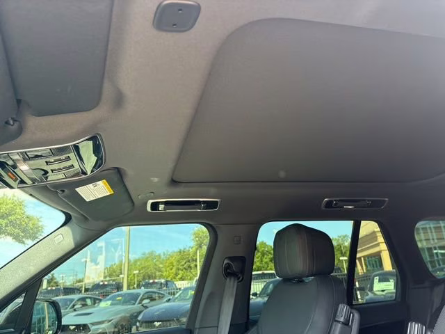 2025 Fuji White Land Rover Range Rover SE AWD SUV