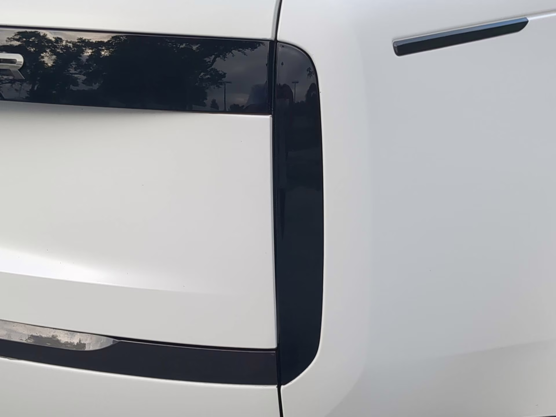 2025 Fuji White Land Rover Range Rover SE AWD SUV