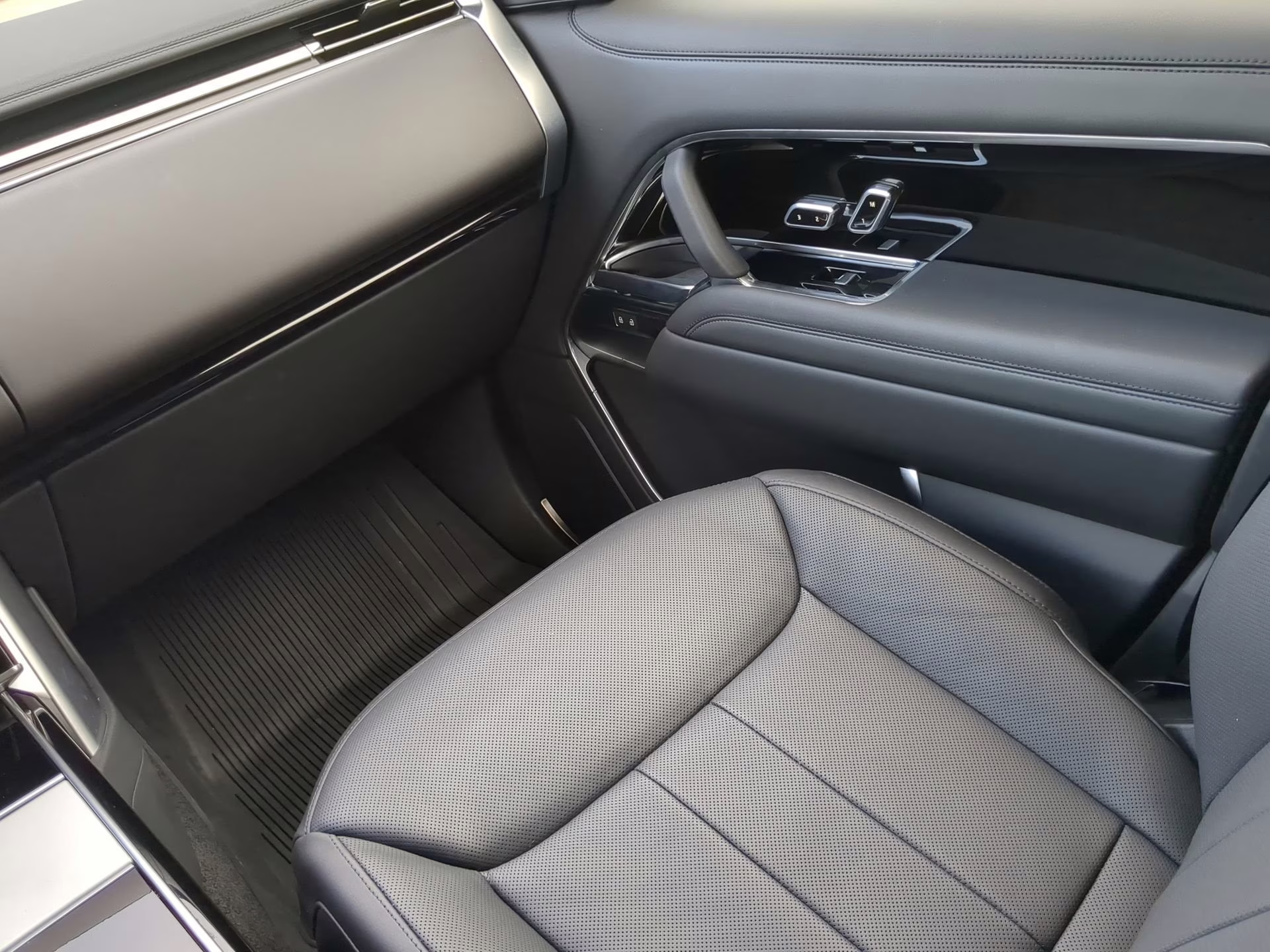 2025 Fuji White Land Rover Range Rover SE AWD SUV
