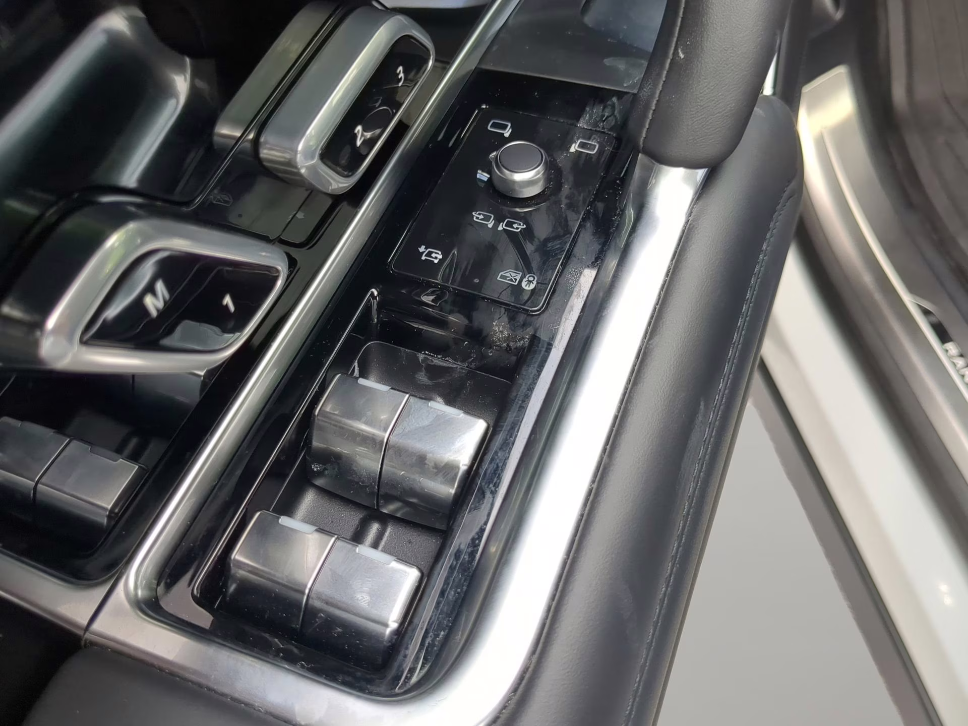 2025 Fuji White Land Rover Range Rover SE AWD SUV