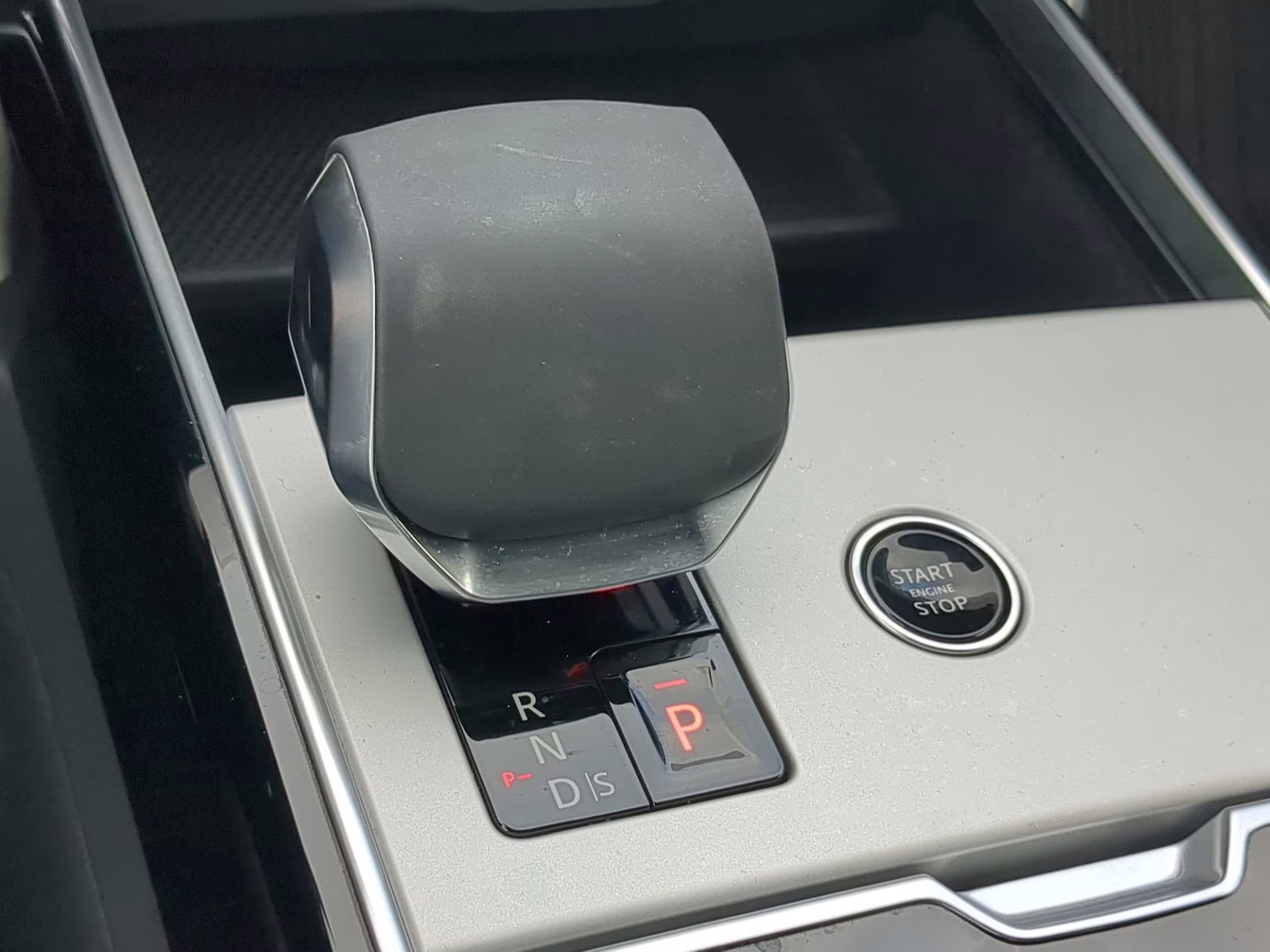 2025 Fuji White Land Rover Range Rover SE AWD SUV