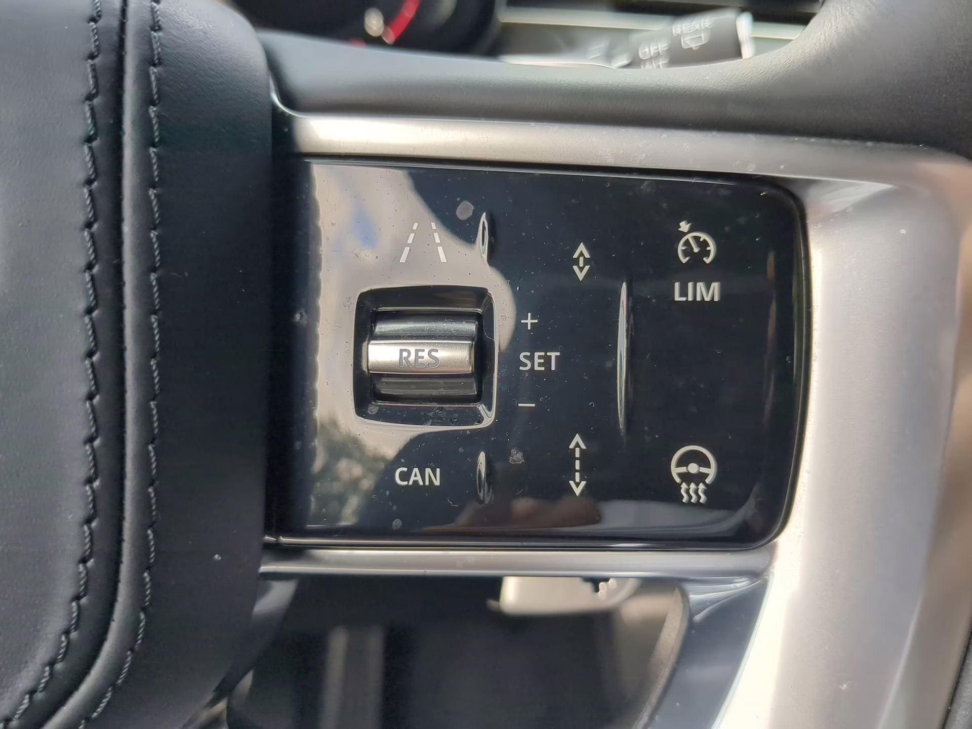2025 Fuji White Land Rover Range Rover SE AWD SUV