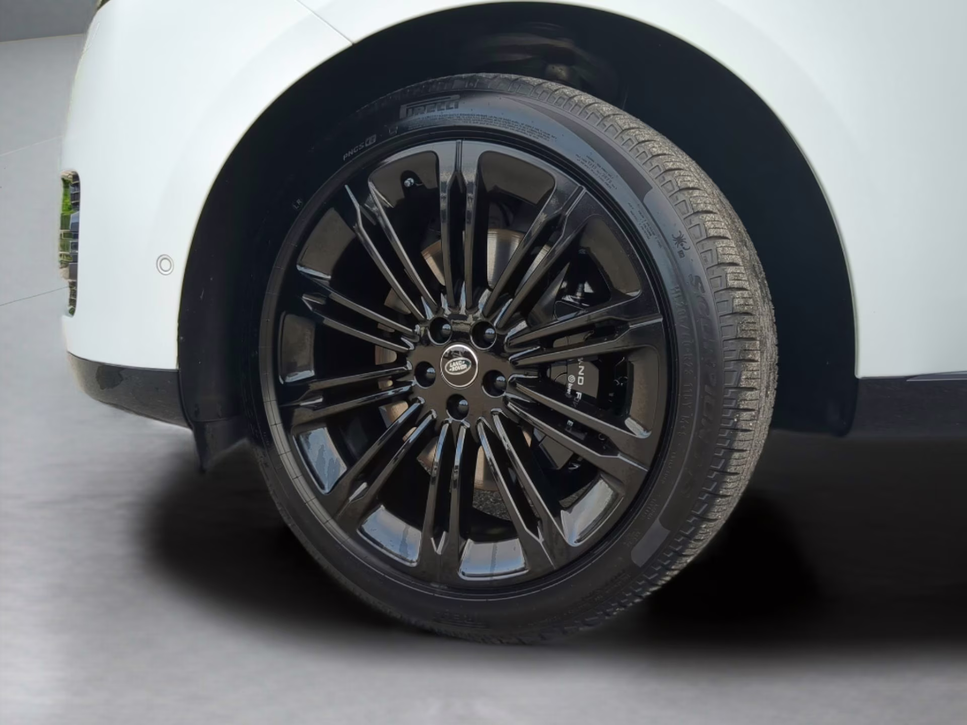 2025 Fuji White Land Rover Range Rover SE AWD SUV
