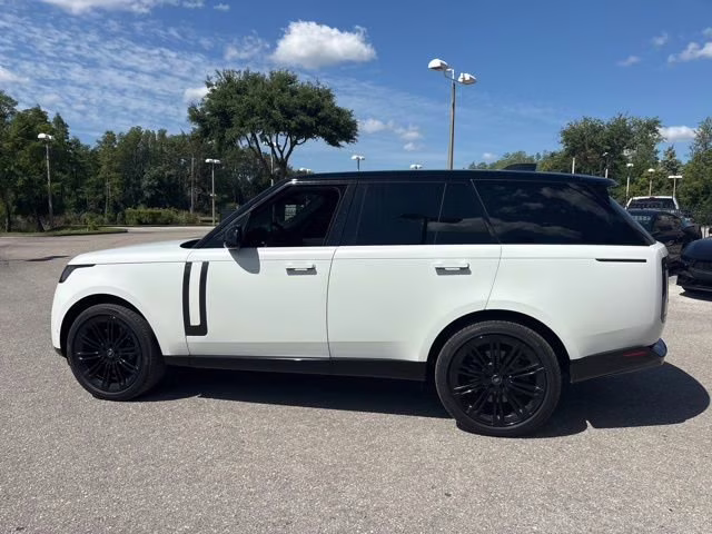 2025 Fuji White Land Rover Range Rover SE AWD SUV