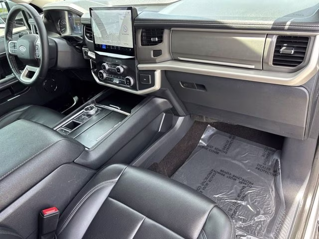 2022 Silver Metallic Ford Expedition XLT RWD SUV