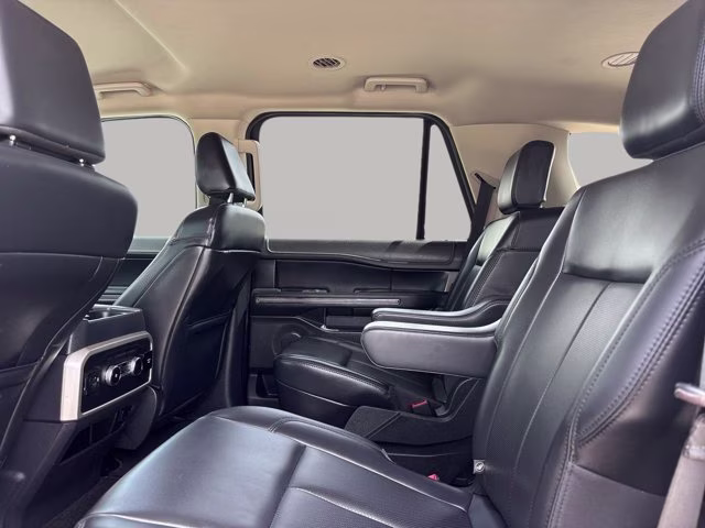 2022 Silver Metallic Ford Expedition XLT RWD SUV