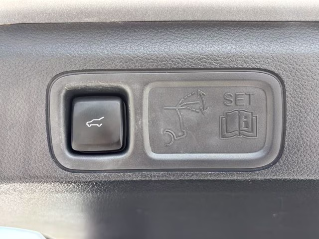 2022 Silver Metallic Ford Expedition XLT RWD SUV