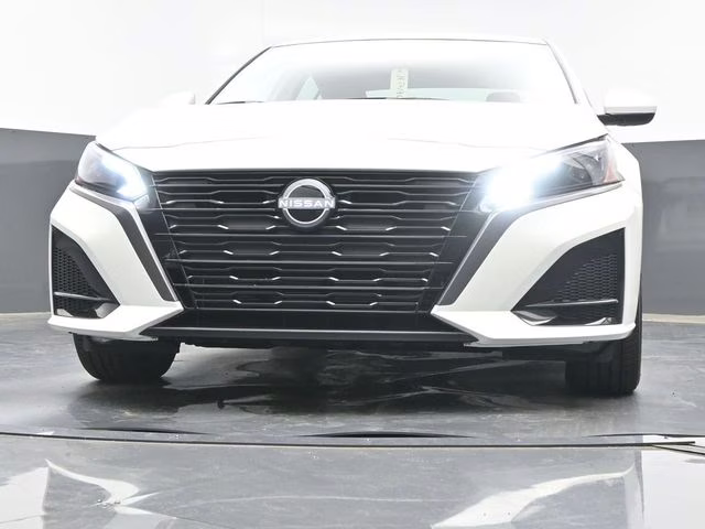 2026 Pearl White Tricoat Nissan Altima 2.5 SV FWD Sedan