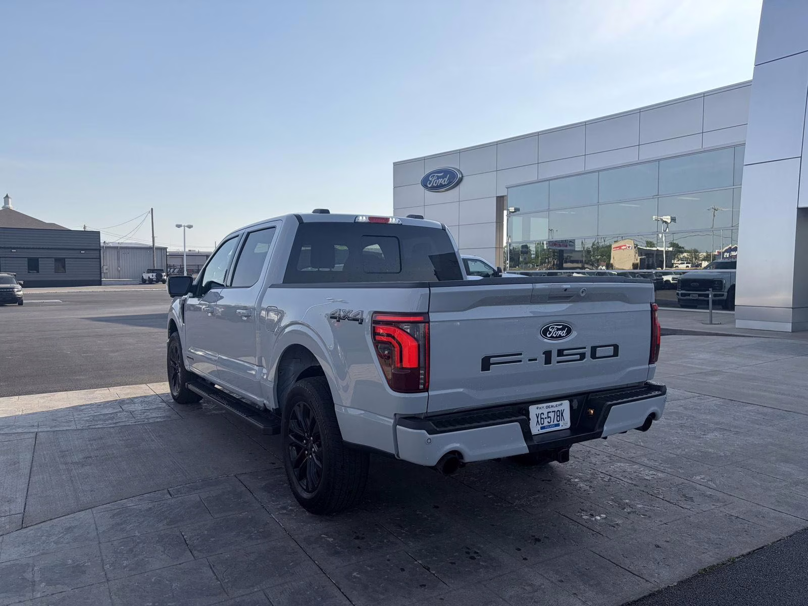 2024 Avalanche Gray Ford F-150 LARIAT 4X4 Truck