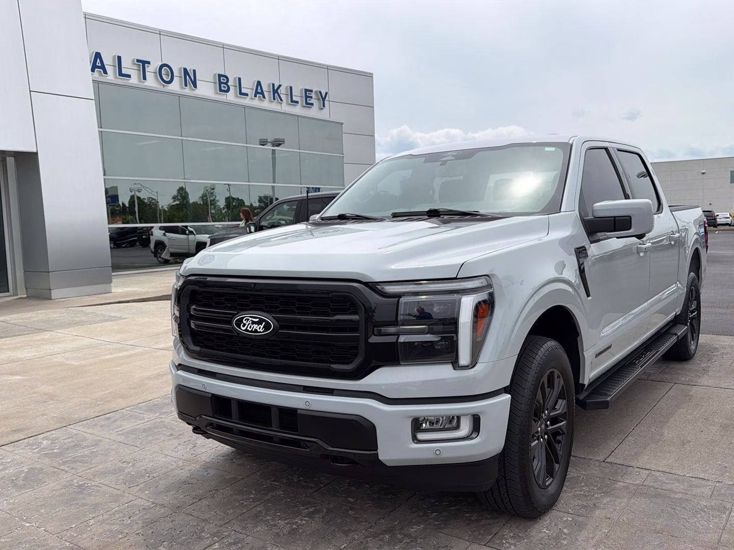 2024 Avalanche Gray Ford F-150 LARIAT 4X4 Truck
