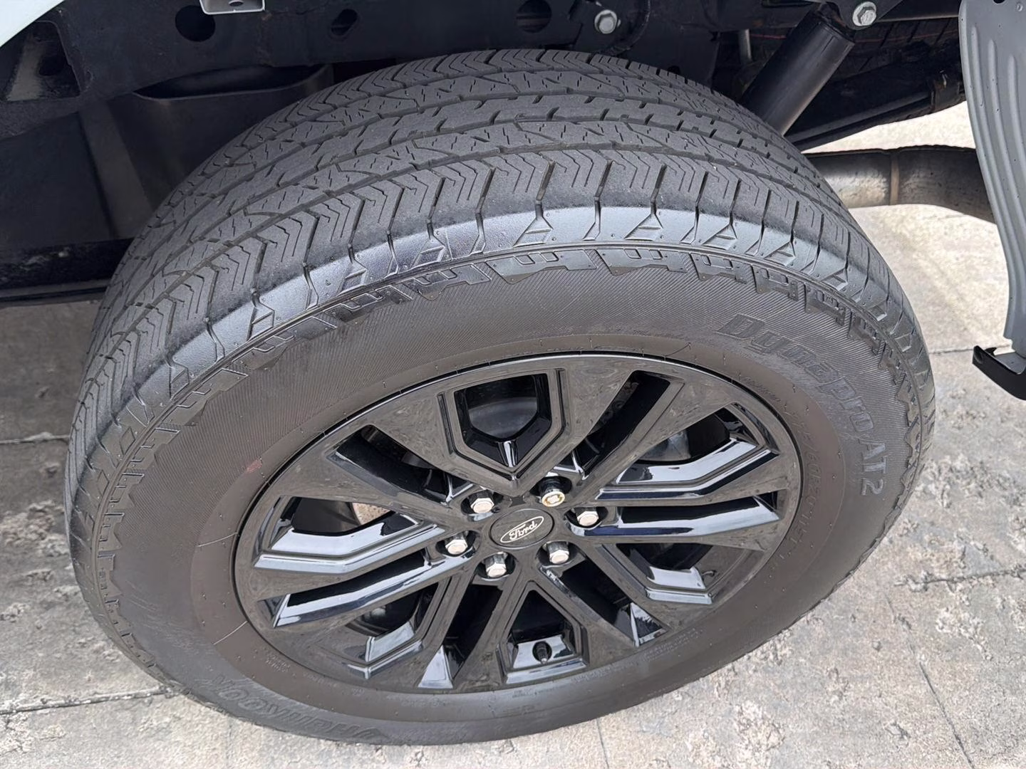 2024 Avalanche Gray Ford F-150 LARIAT 4X4 Truck