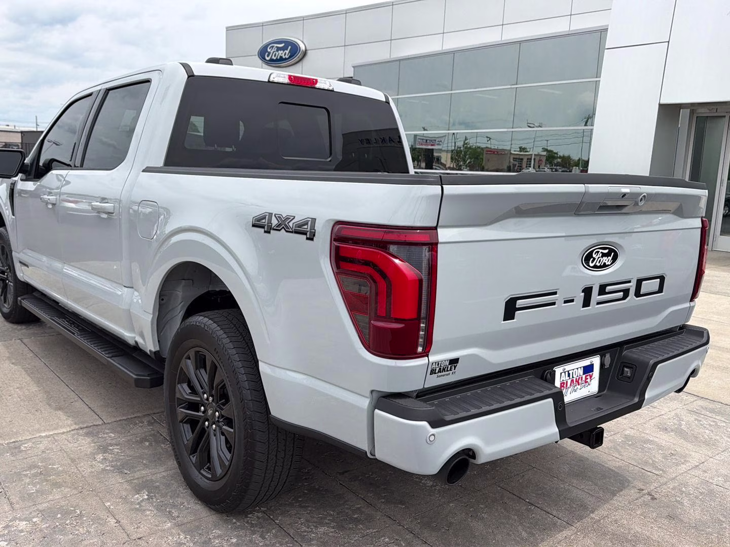 2024 Avalanche Gray Ford F-150 LARIAT 4X4 Truck
