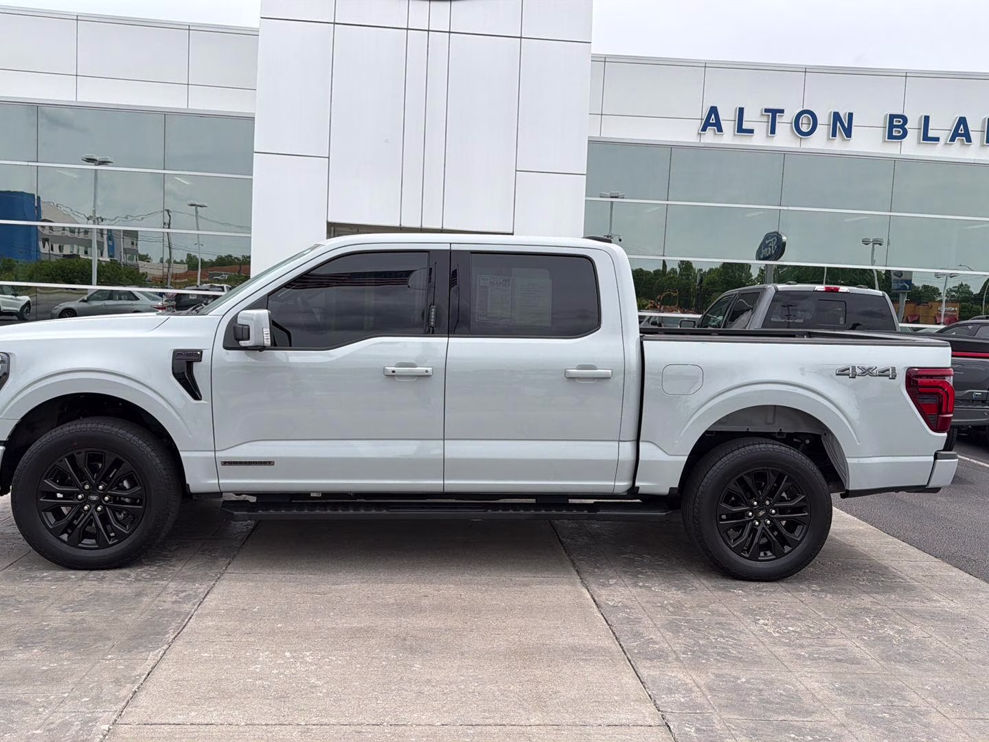 2024 Avalanche Gray Ford F-150 LARIAT 4X4 Truck
