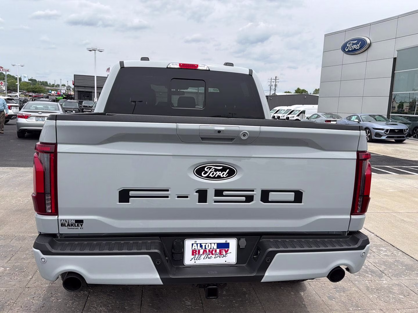 2024 Avalanche Gray Ford F-150 LARIAT 4X4 Truck