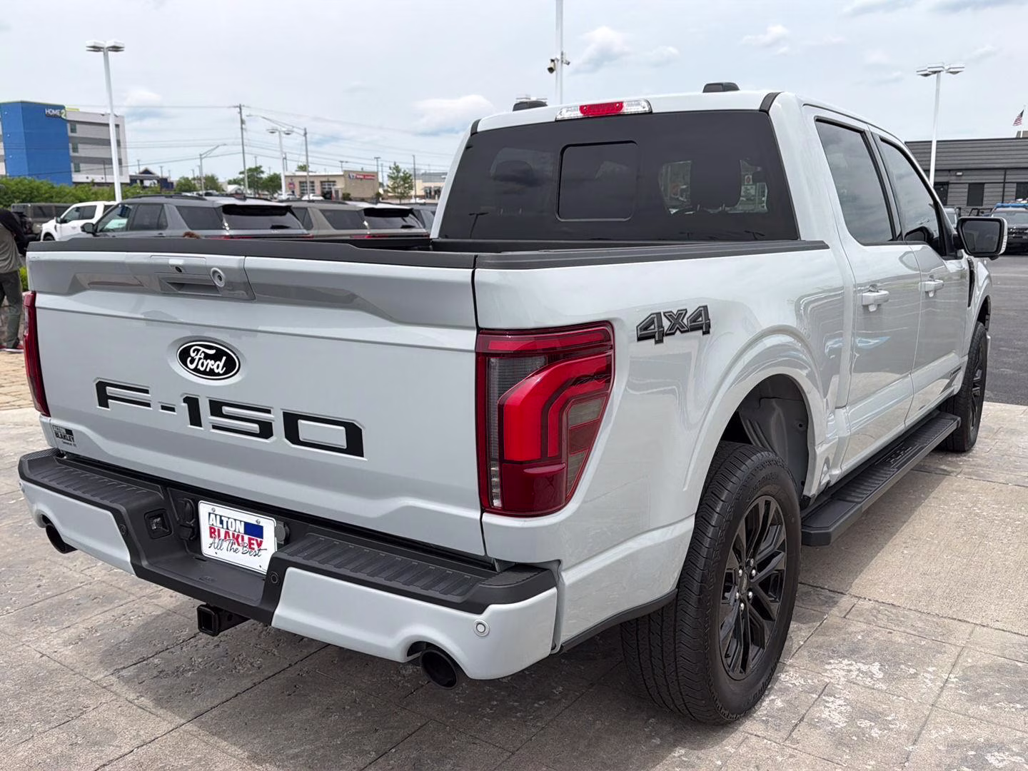 2024 Avalanche Gray Ford F-150 LARIAT 4X4 Truck
