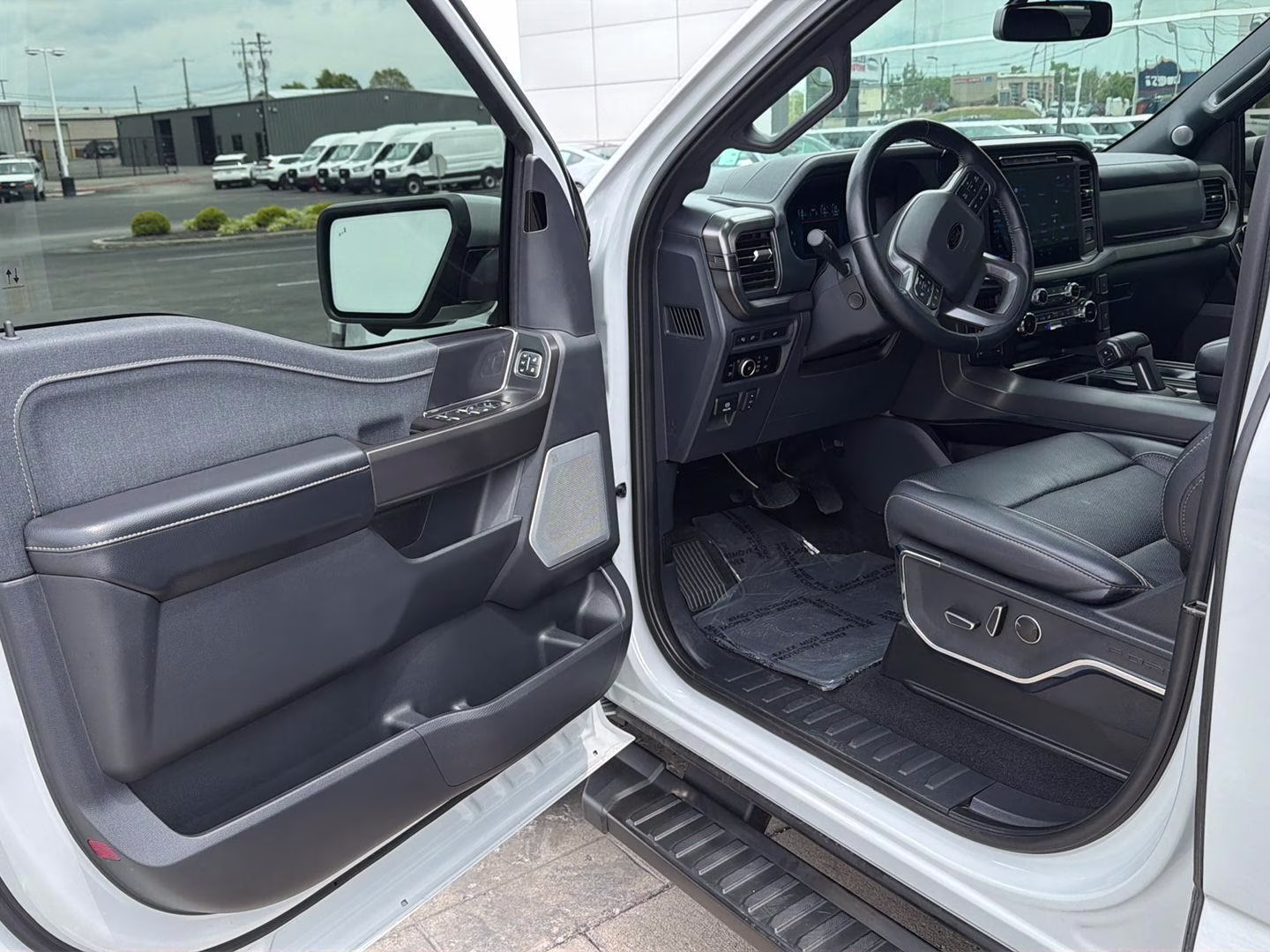 2024 Avalanche Gray Ford F-150 LARIAT 4X4 Truck
