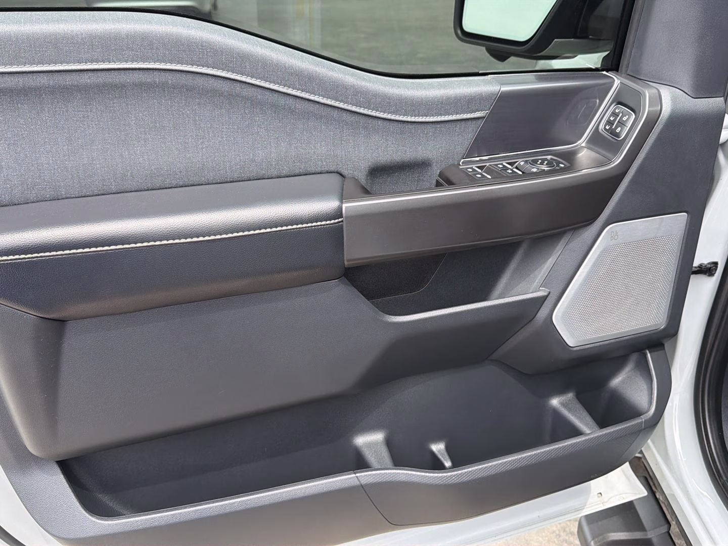2024 Avalanche Gray Ford F-150 LARIAT 4X4 Truck