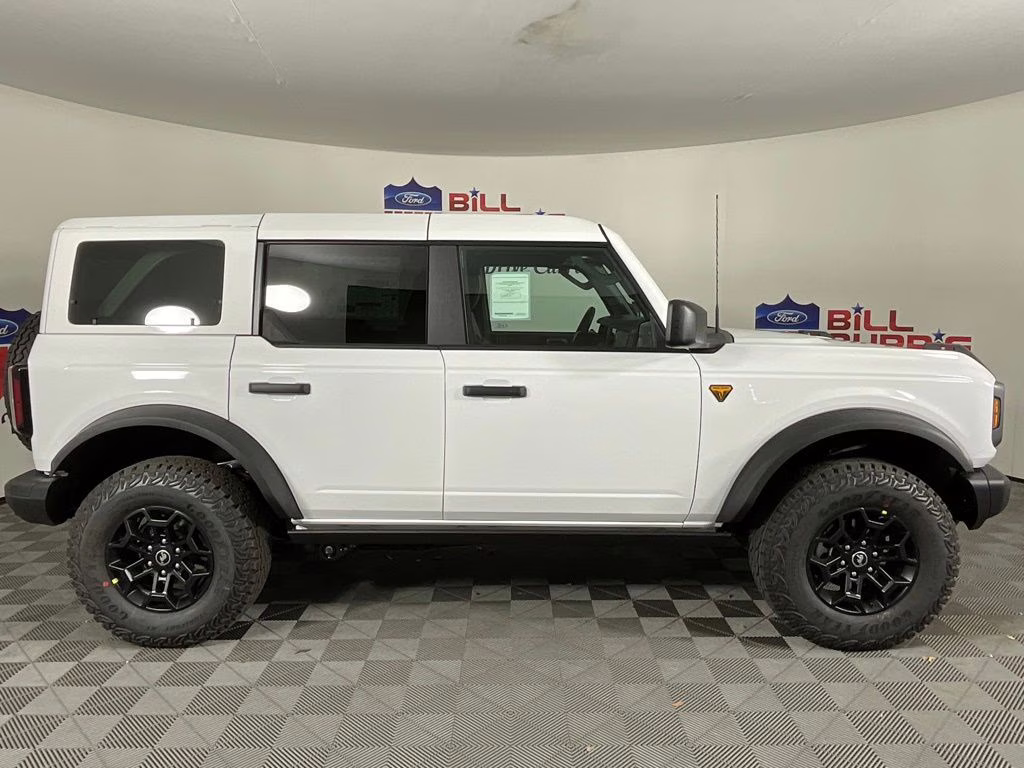 2026 Oxford White Ford Bronco Badlands 4X4 SUV