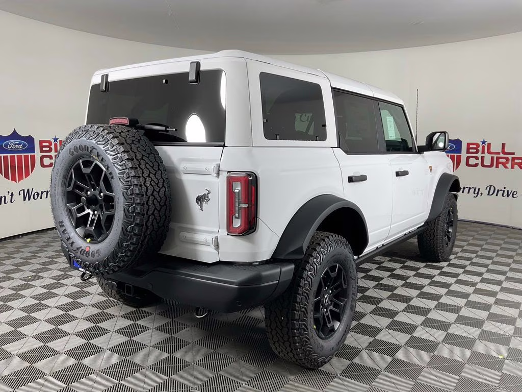 2026 Oxford White Ford Bronco Badlands 4X4 SUV