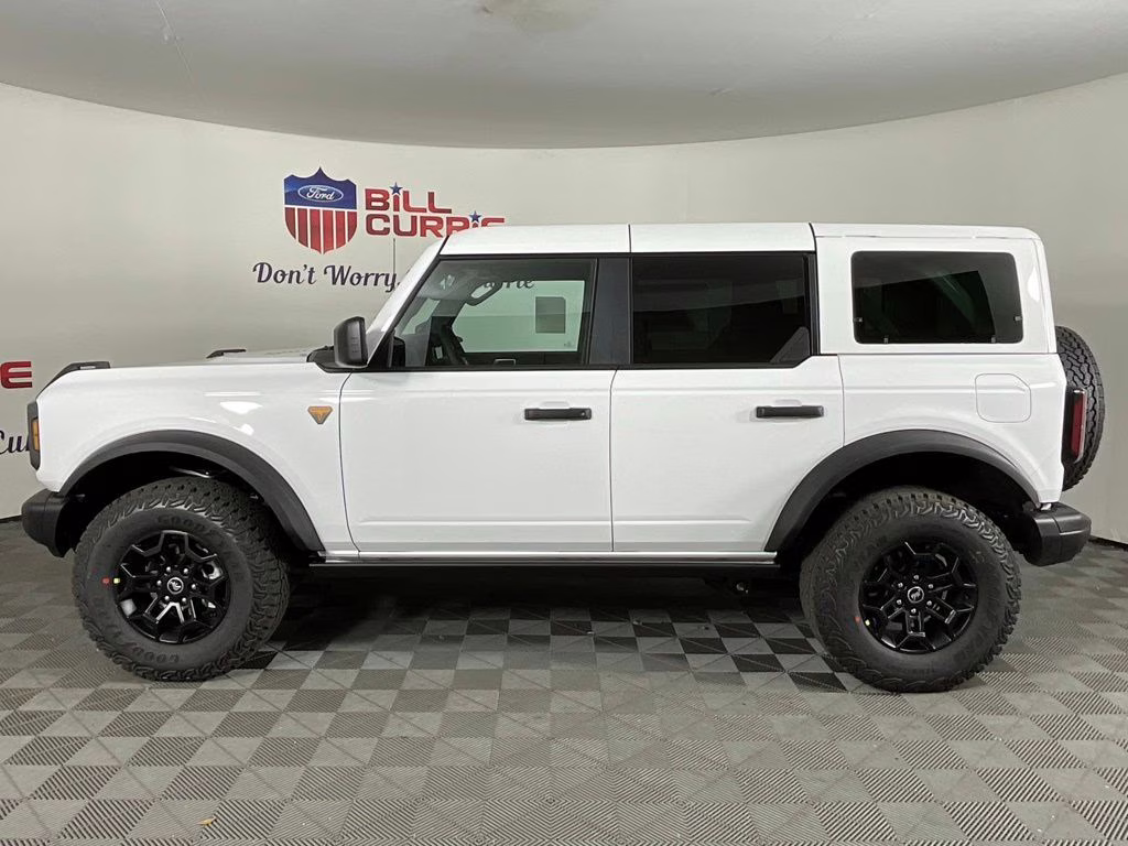 2026 Oxford White Ford Bronco Badlands 4X4 SUV