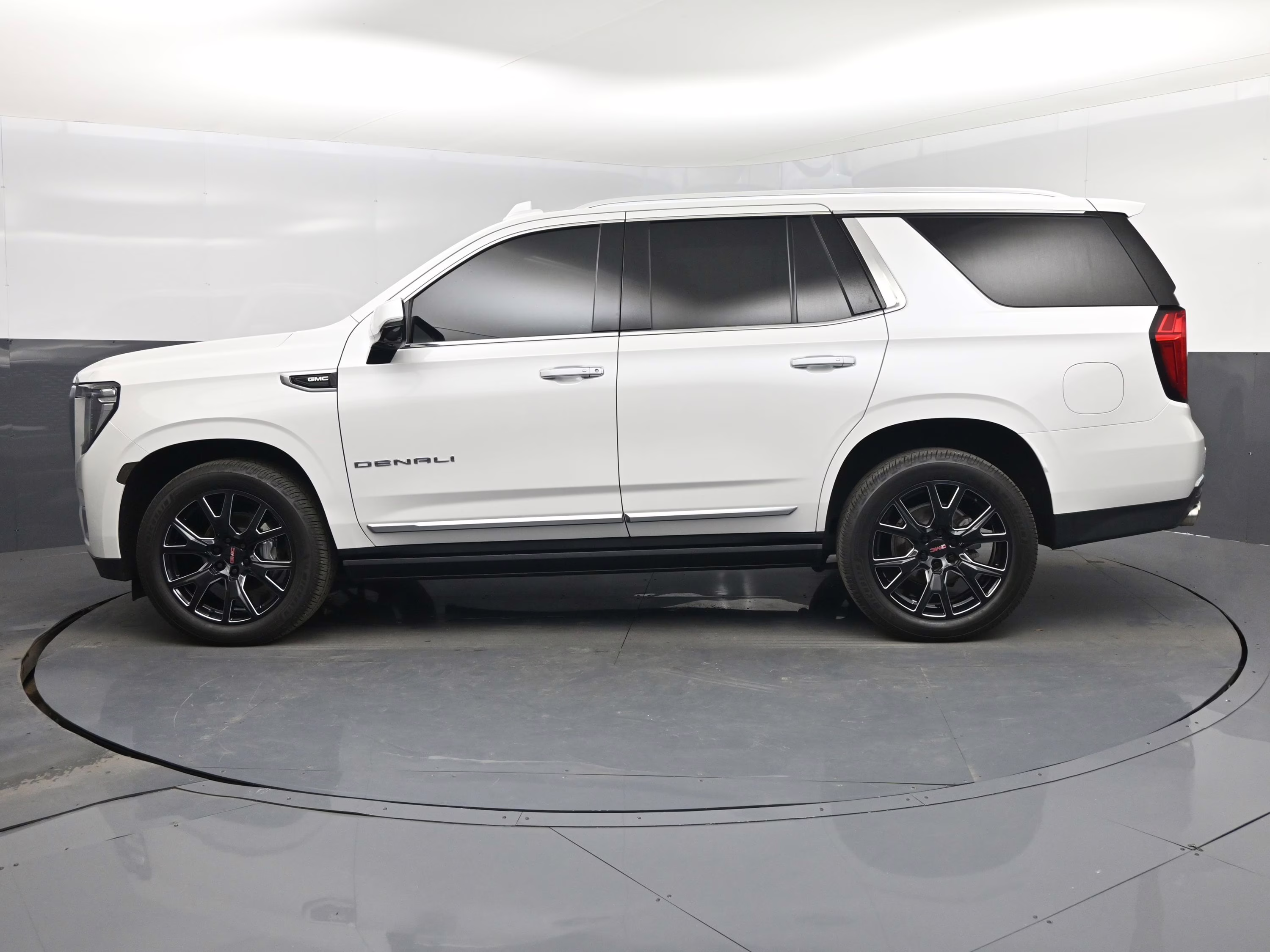 2021 White Frost Tricoat GMC Yukon Denali RWD SUV