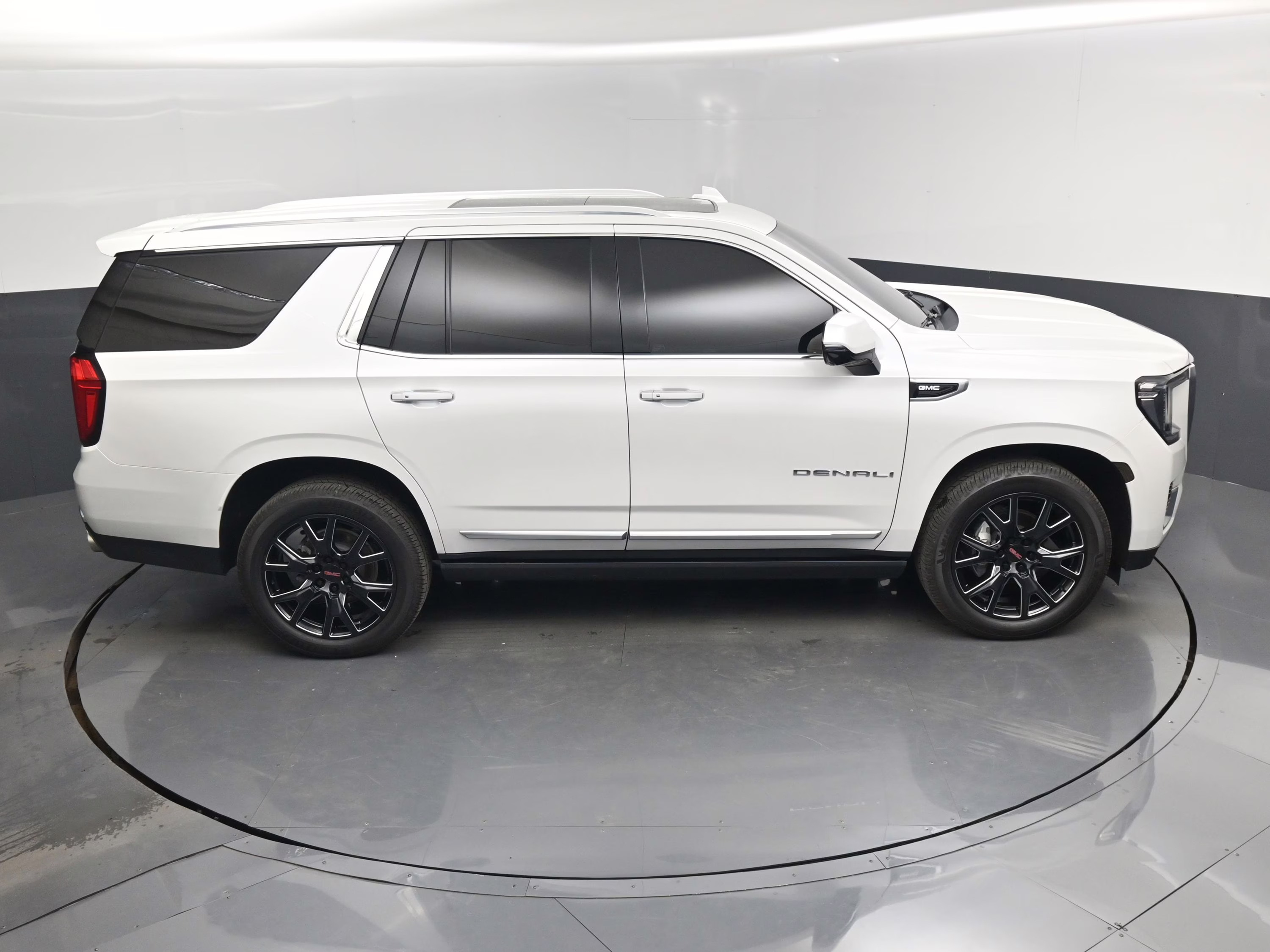 2021 White Frost Tricoat GMC Yukon Denali RWD SUV