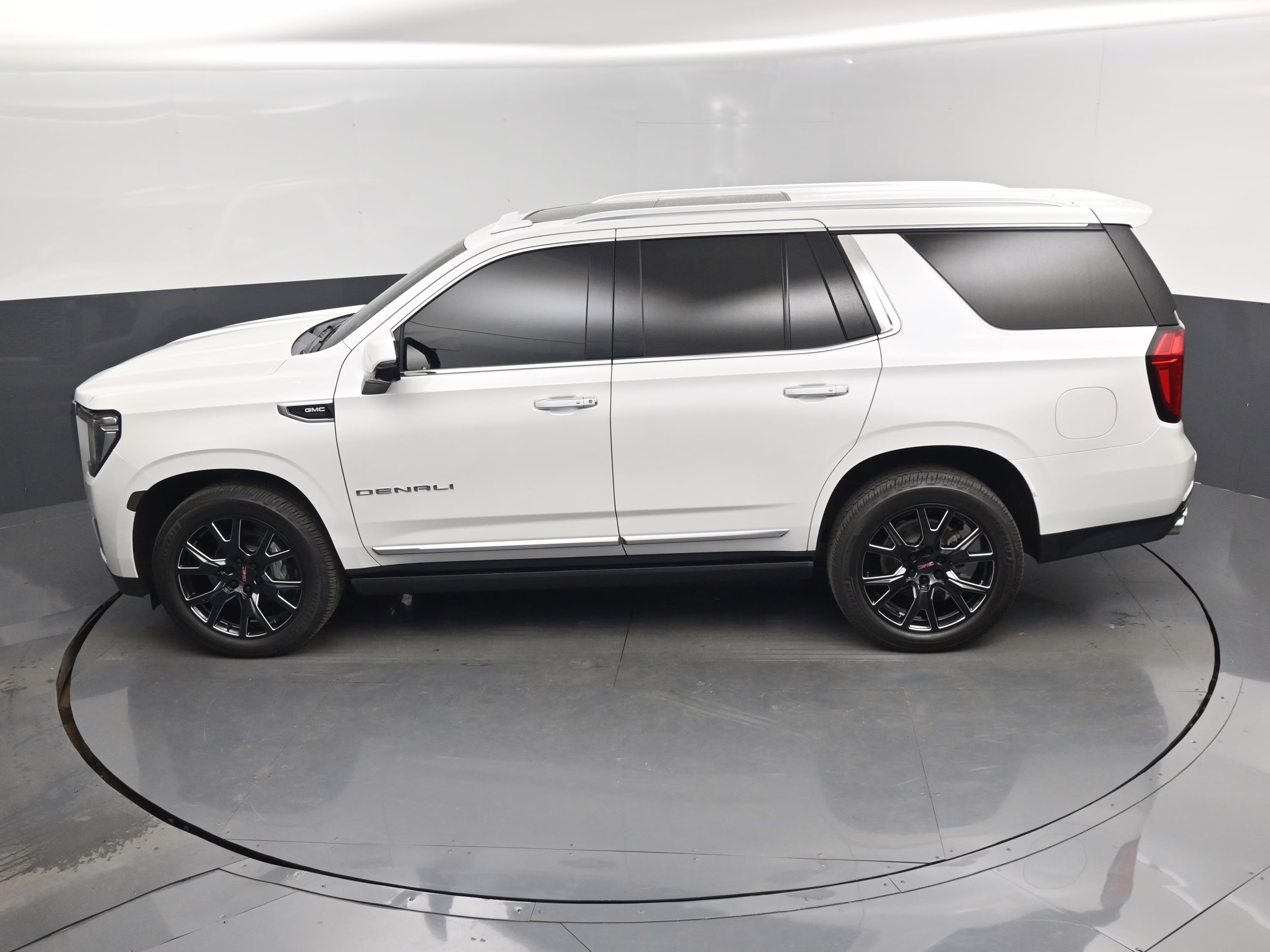 2021 White Frost Tricoat GMC Yukon Denali RWD SUV