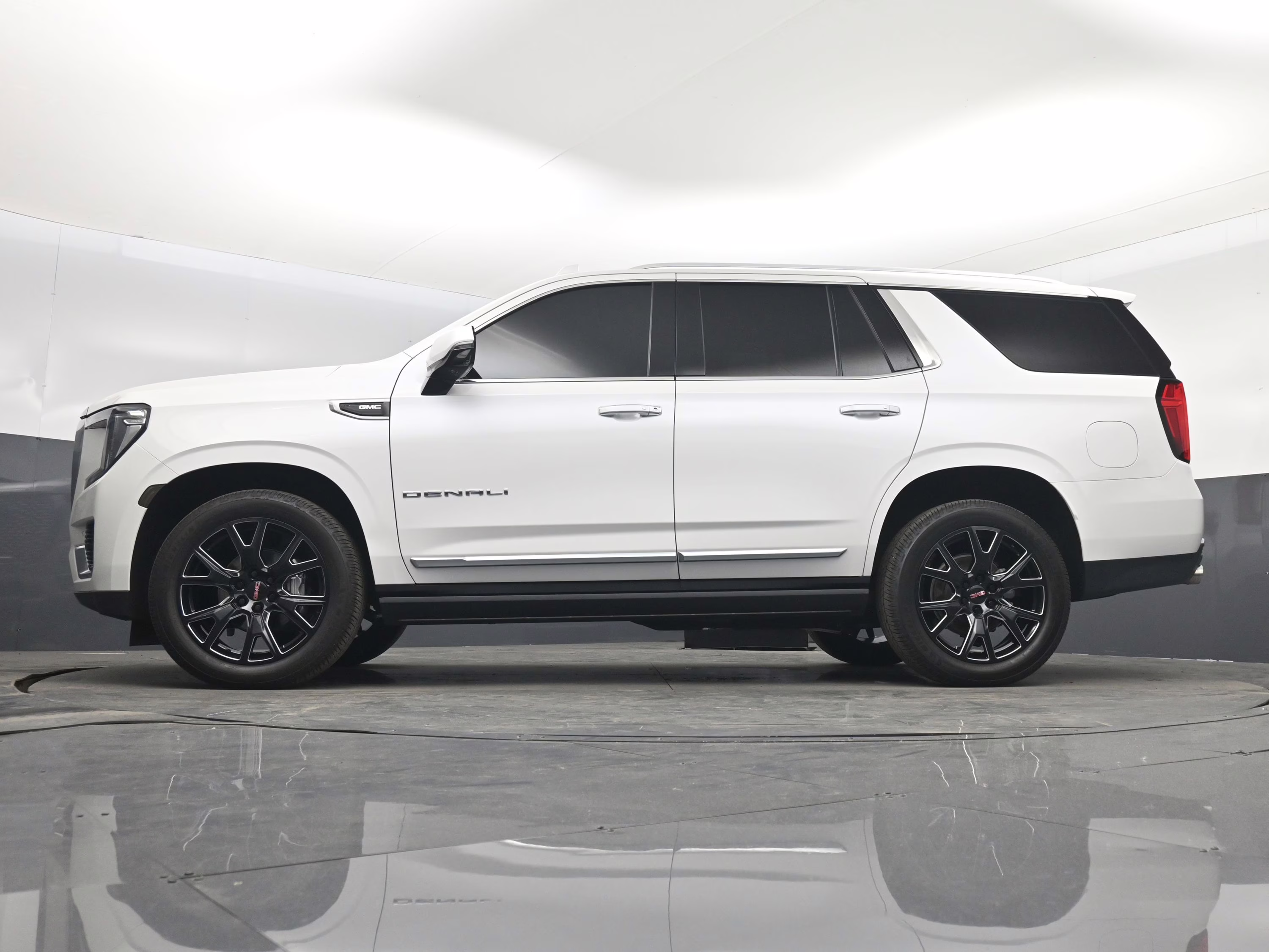 2021 White Frost Tricoat GMC Yukon Denali RWD SUV