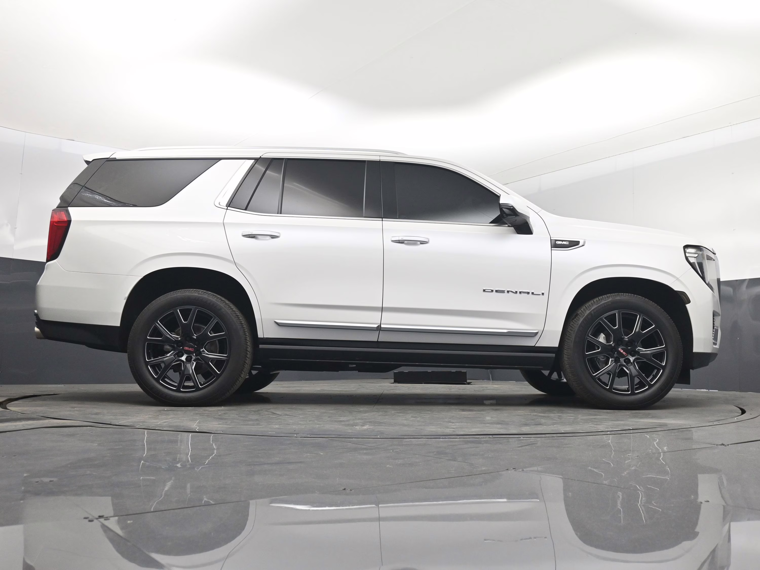 2021 White Frost Tricoat GMC Yukon Denali RWD SUV