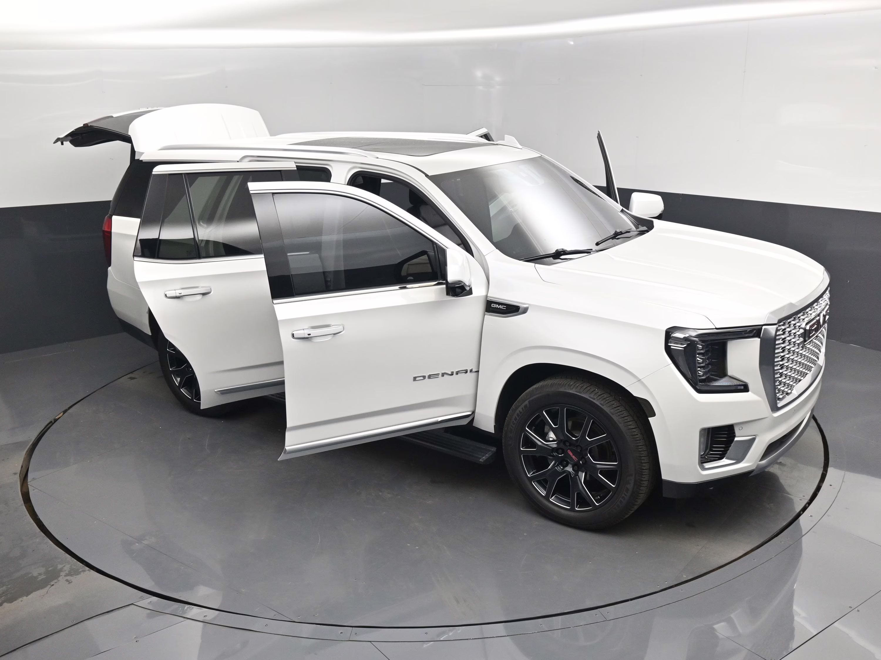 2021 White Frost Tricoat GMC Yukon Denali RWD SUV