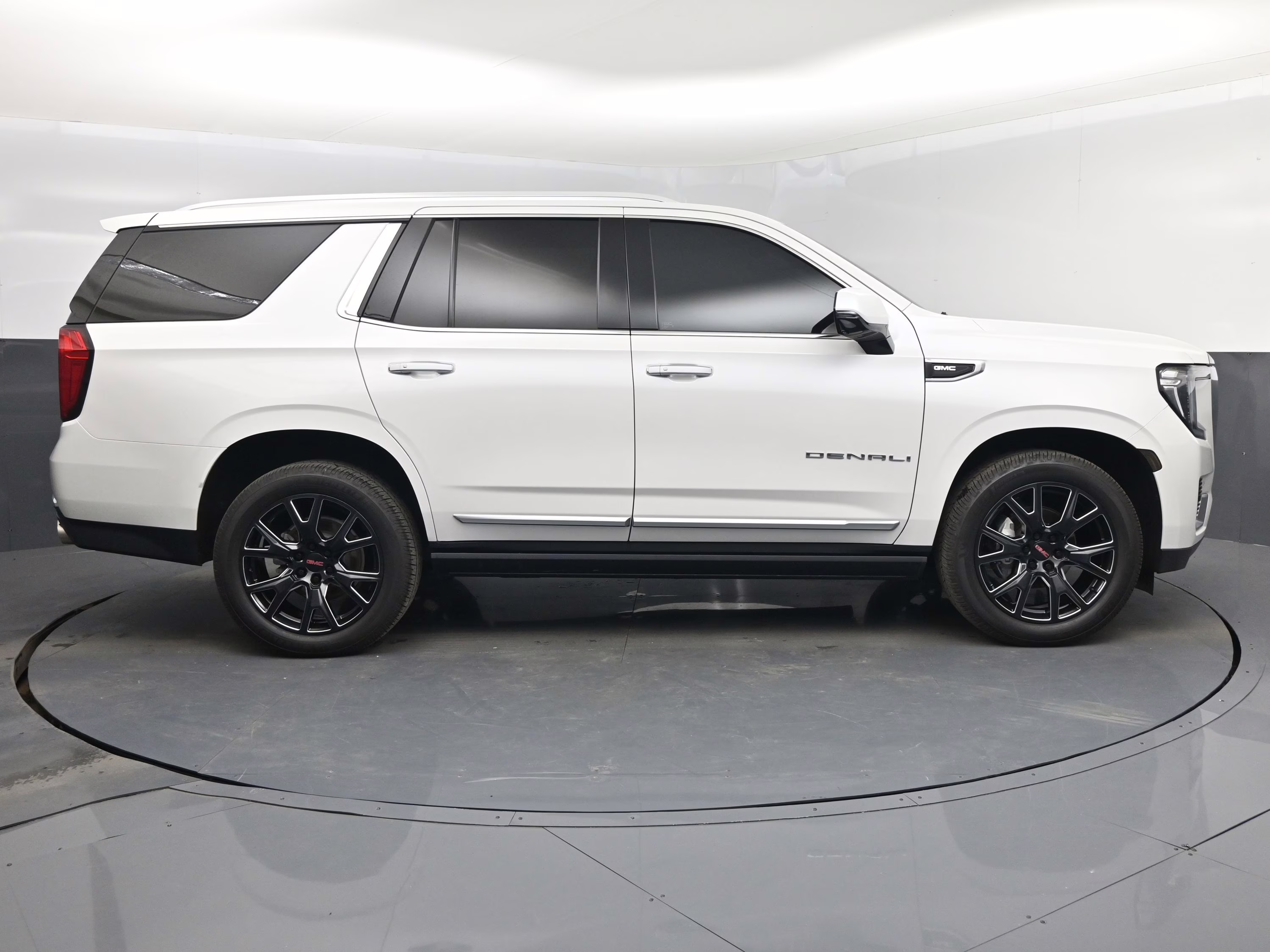 2021 White Frost Tricoat GMC Yukon Denali RWD SUV