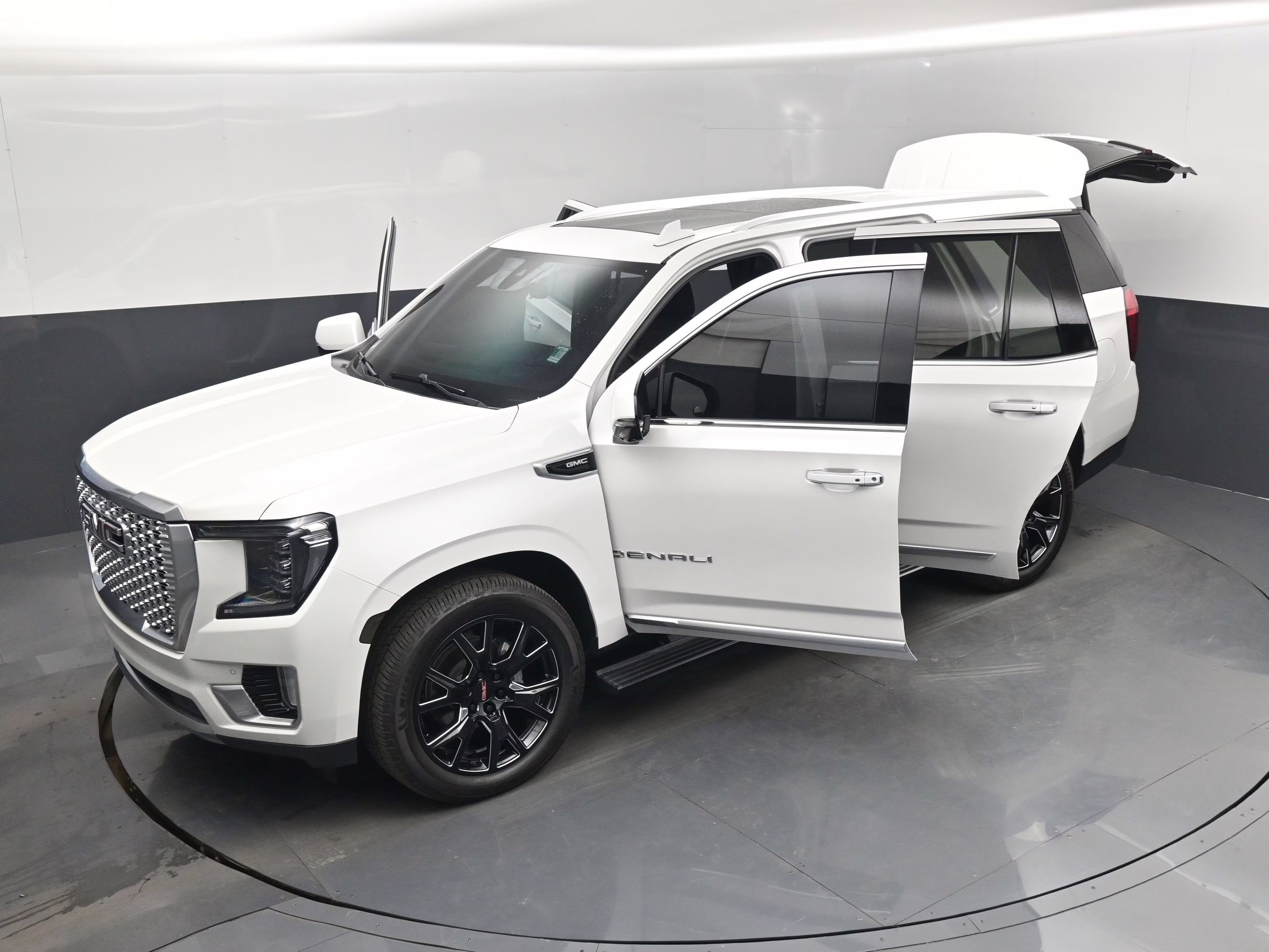 2021 White Frost Tricoat GMC Yukon Denali RWD SUV