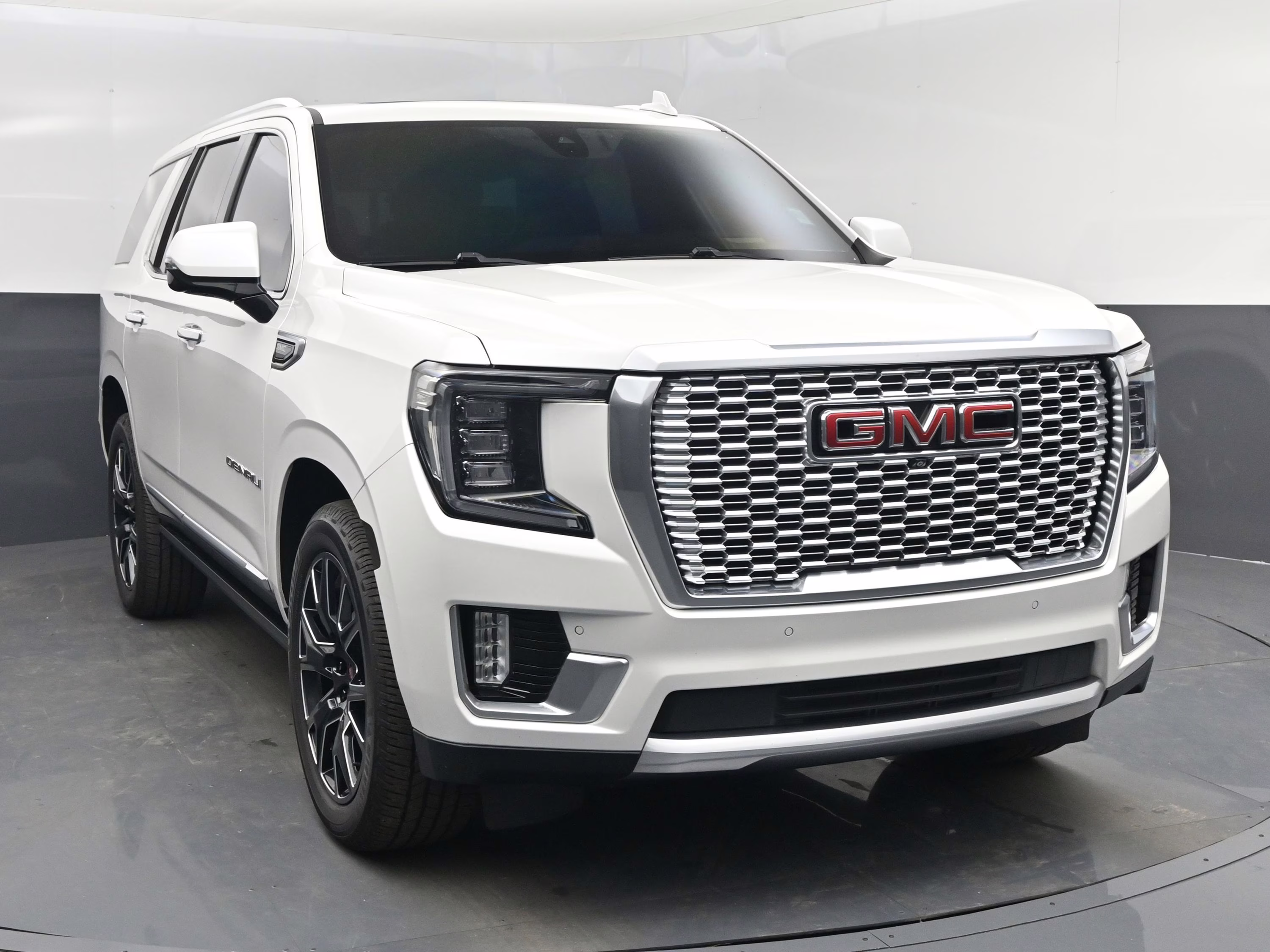 2021 White Frost Tricoat GMC Yukon Denali RWD SUV