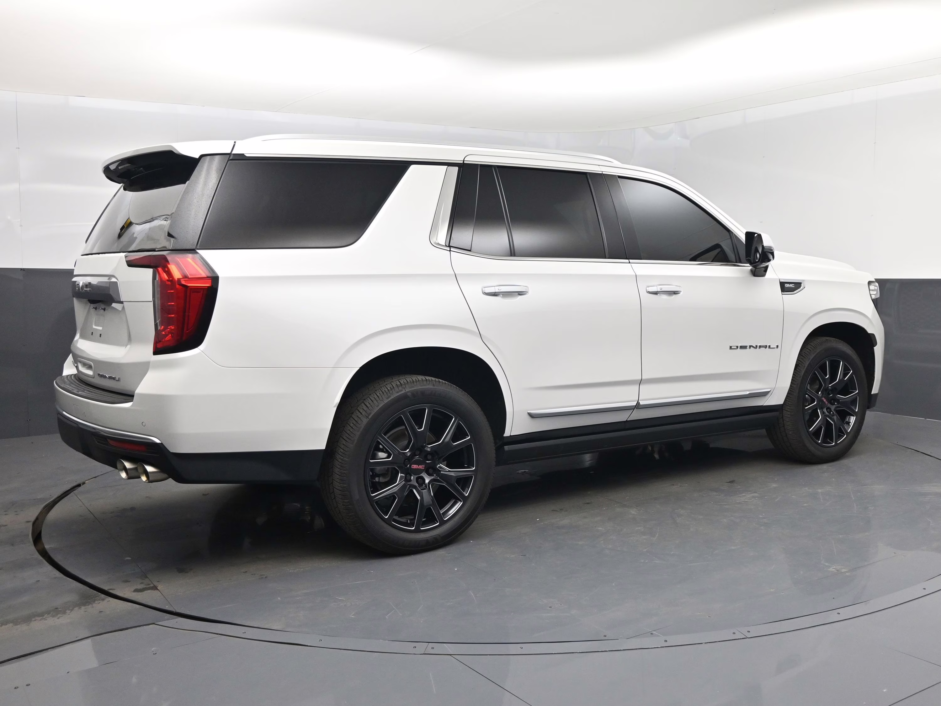 2021 White Frost Tricoat GMC Yukon Denali RWD SUV