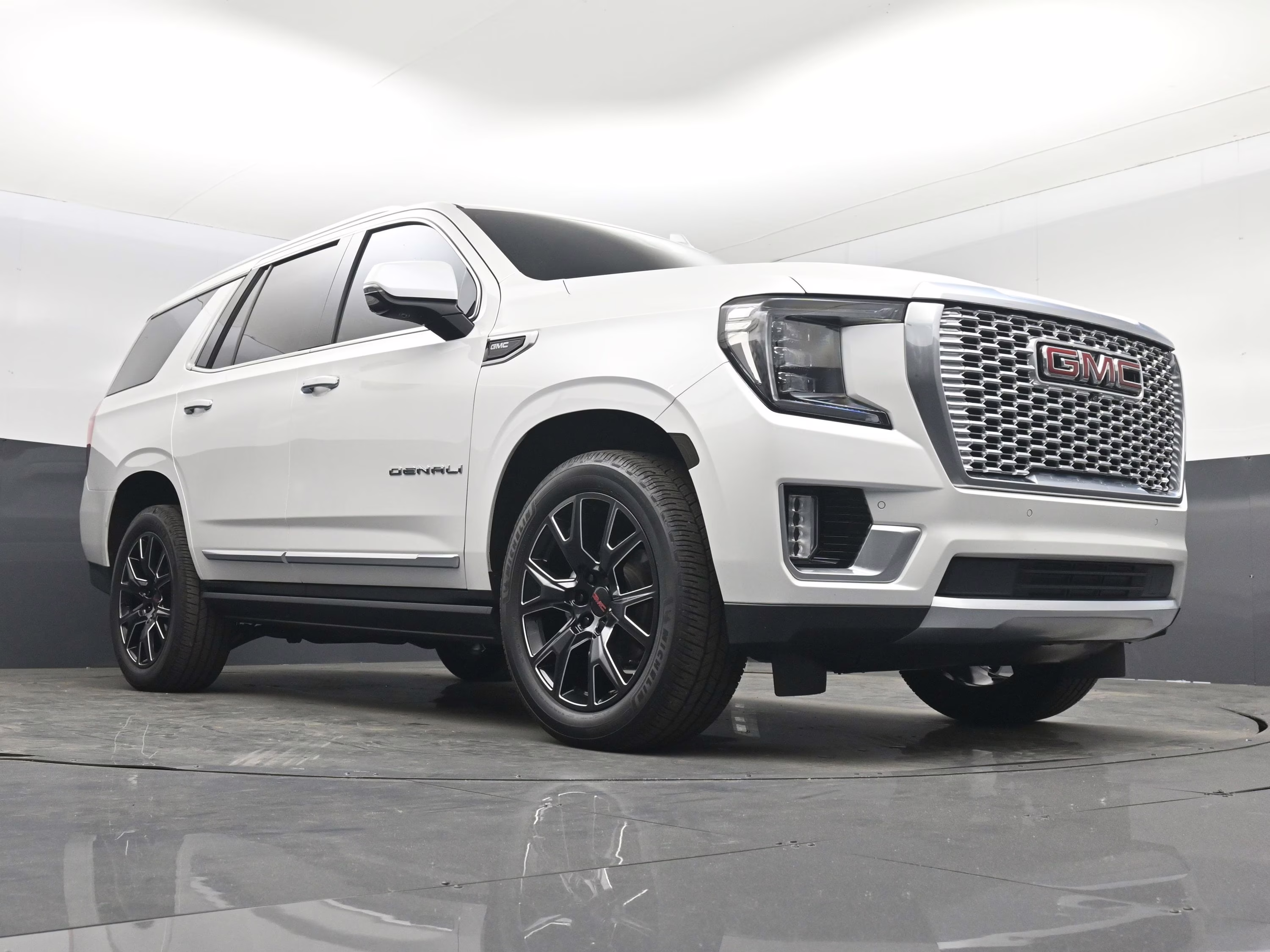 2021 White Frost Tricoat GMC Yukon Denali RWD SUV