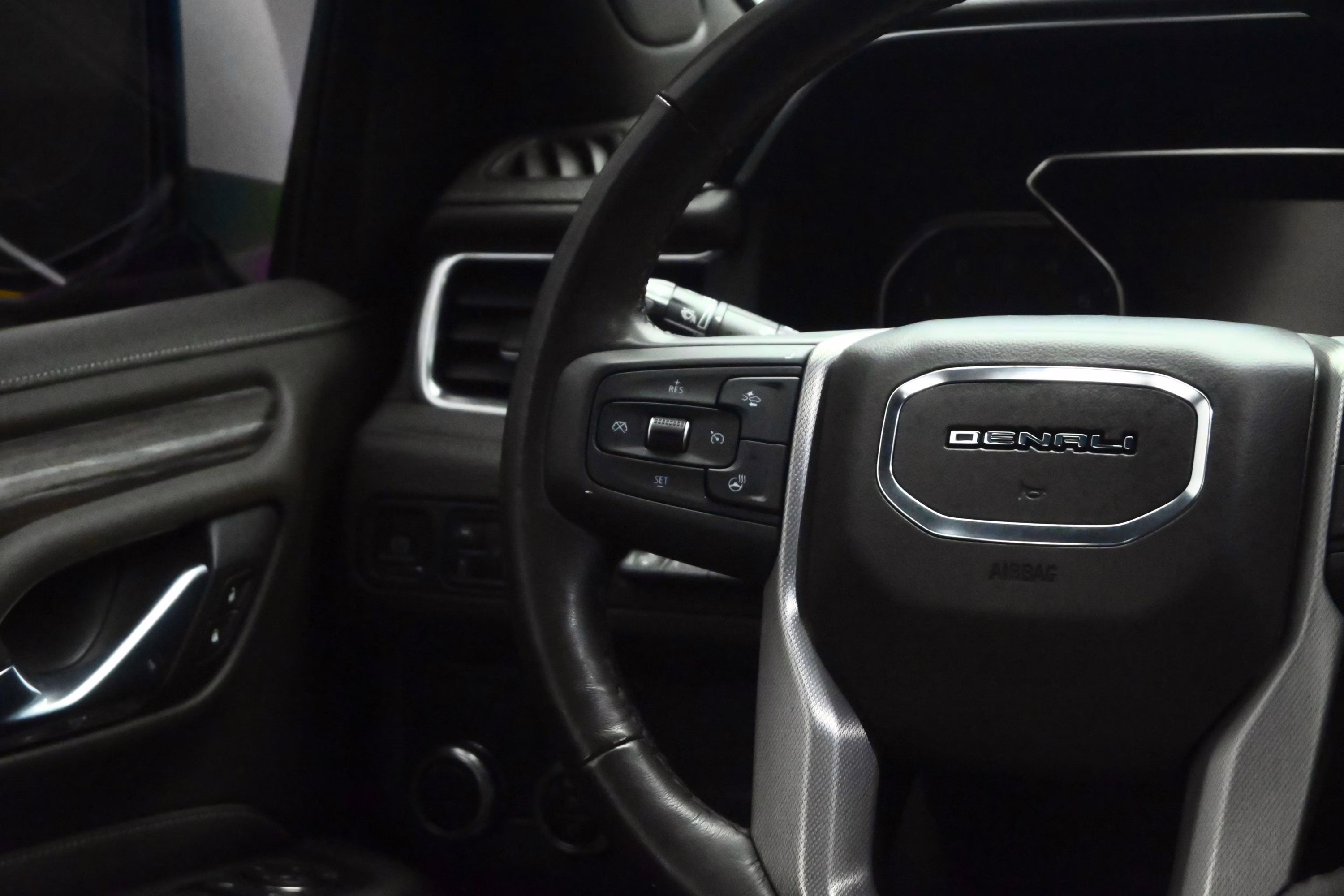 2021 White Frost Tricoat GMC Yukon Denali RWD SUV