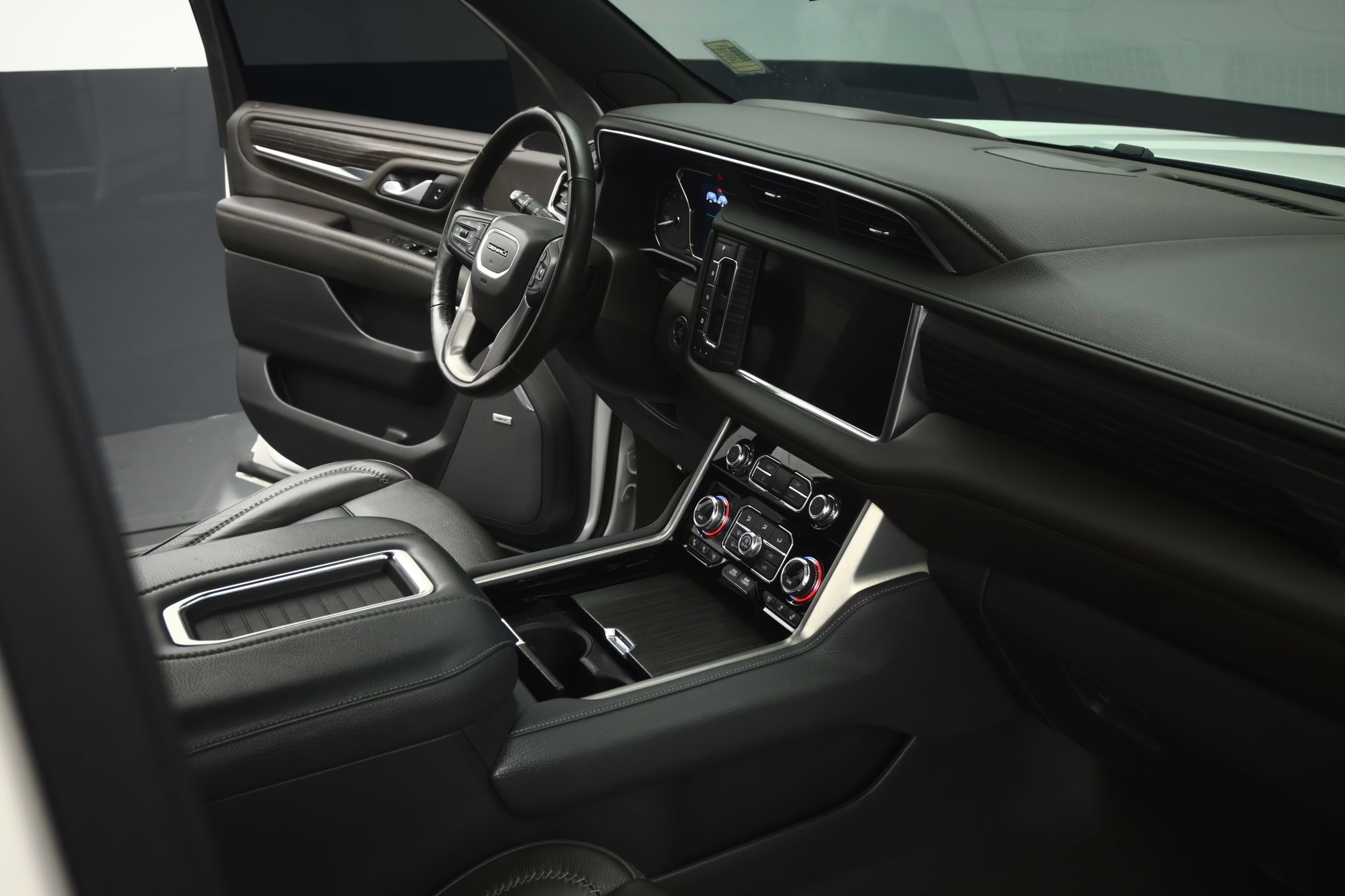2021 White Frost Tricoat GMC Yukon Denali RWD SUV