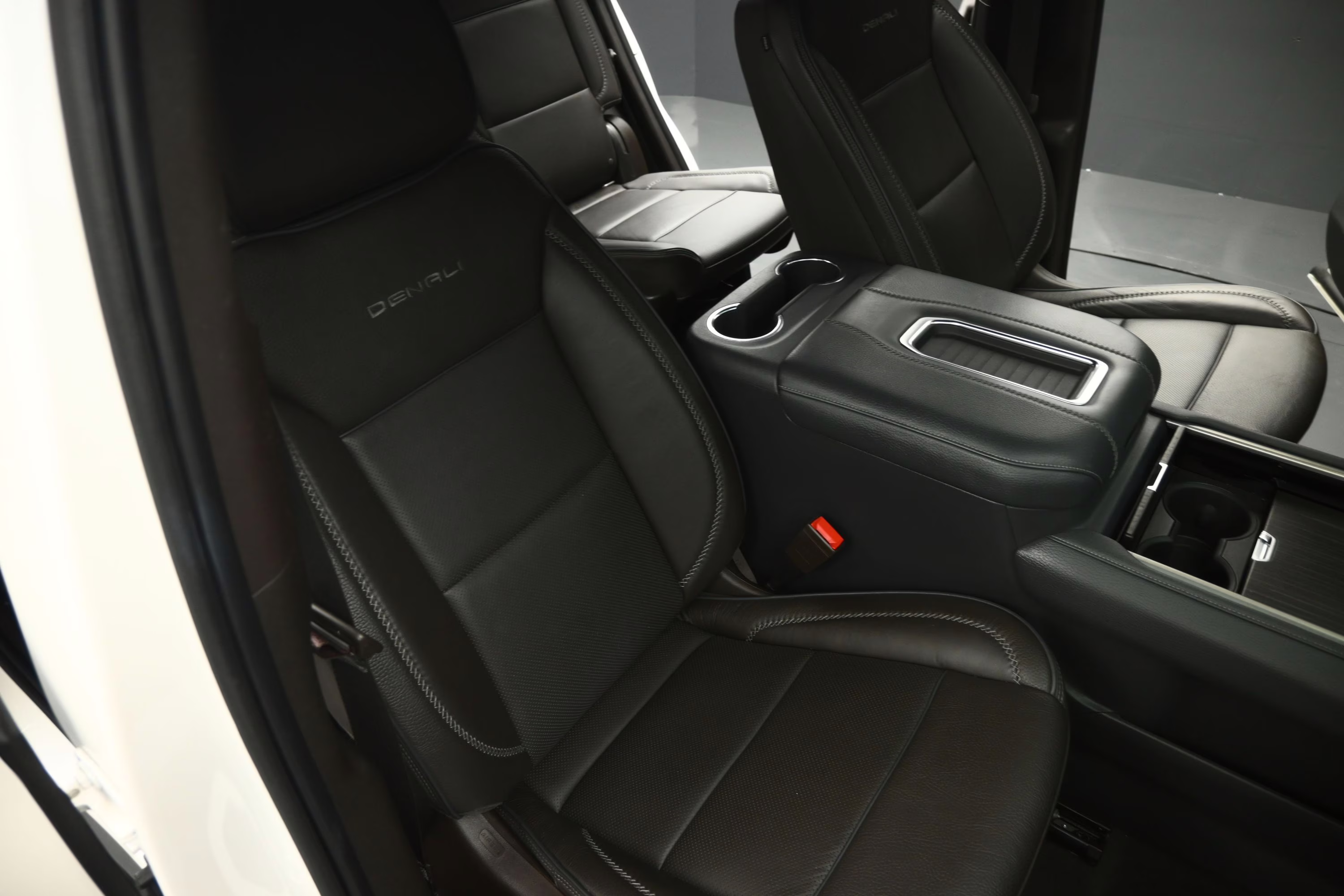 2021 White Frost Tricoat GMC Yukon Denali RWD SUV
