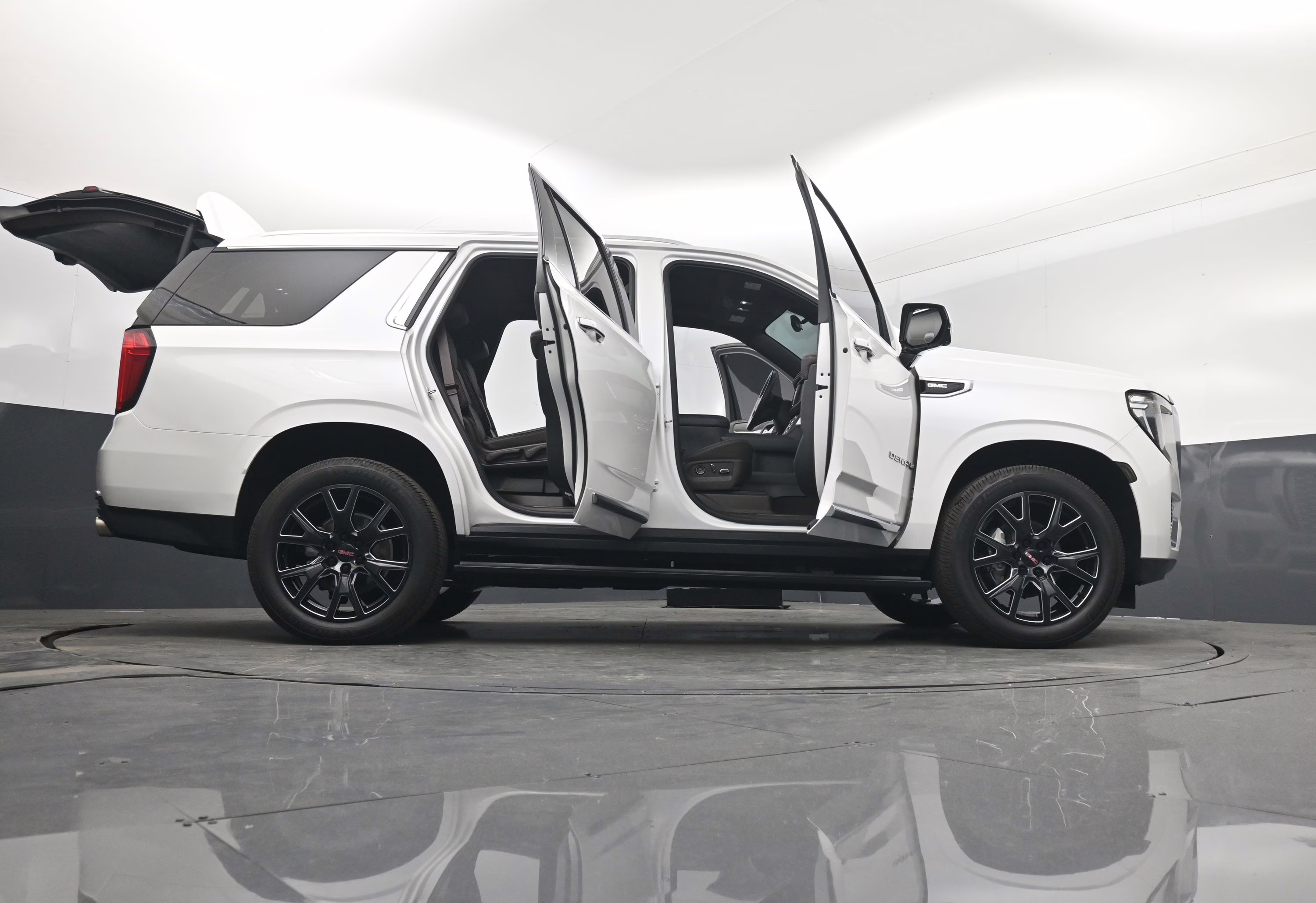 2021 White Frost Tricoat GMC Yukon Denali RWD SUV