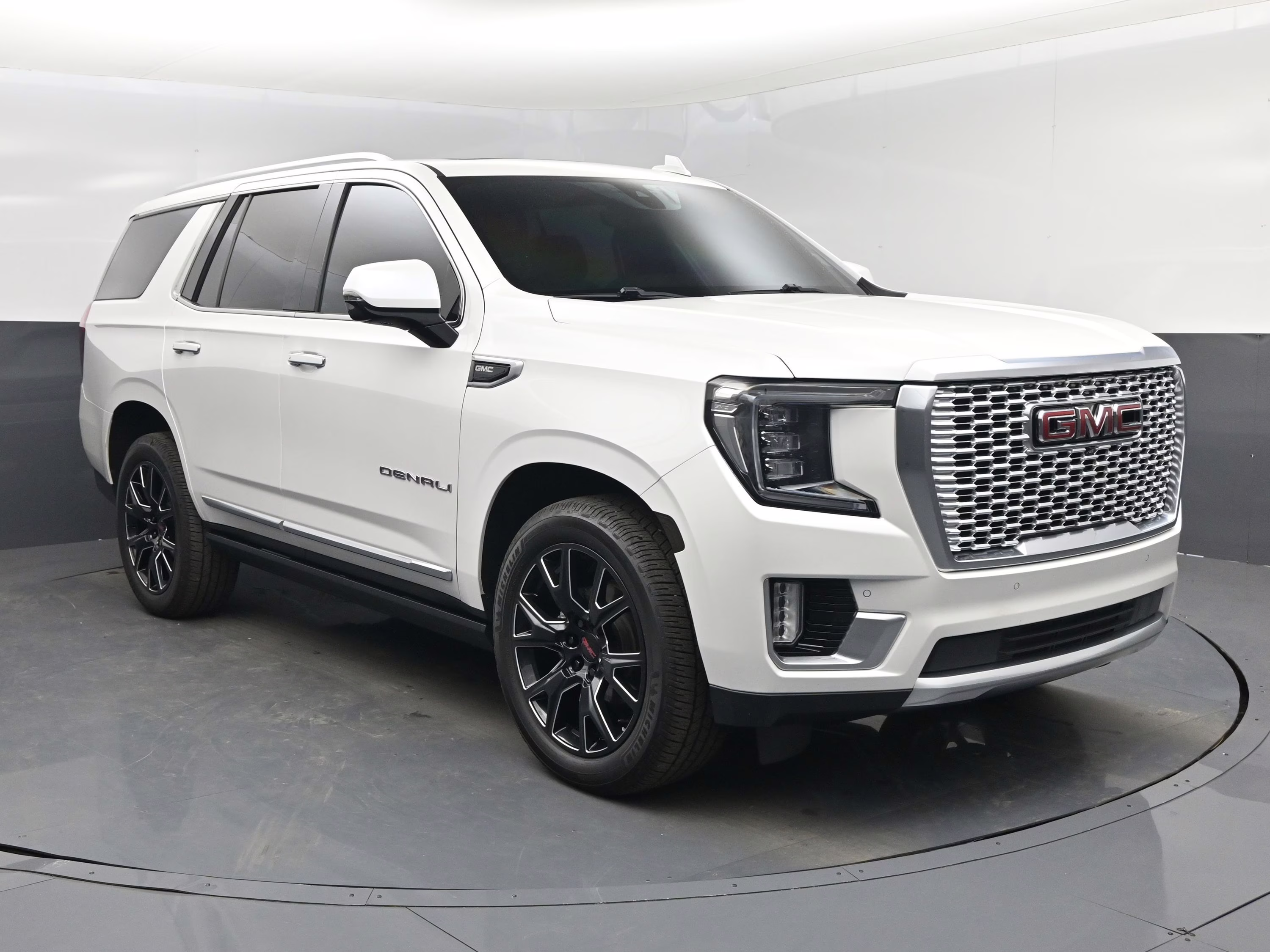 2021 White Frost Tricoat GMC Yukon Denali RWD SUV