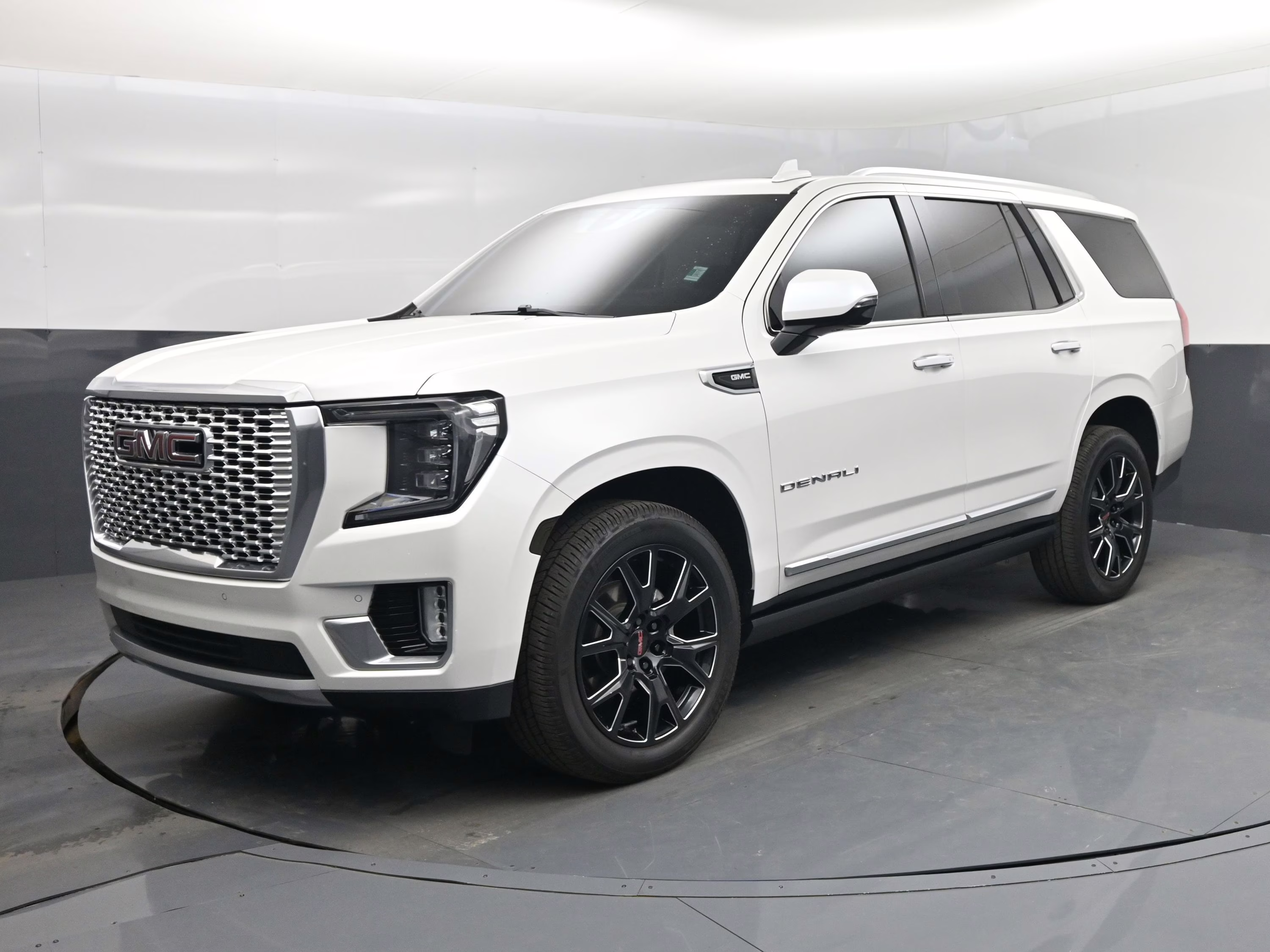 2021 White Frost Tricoat GMC Yukon Denali RWD SUV