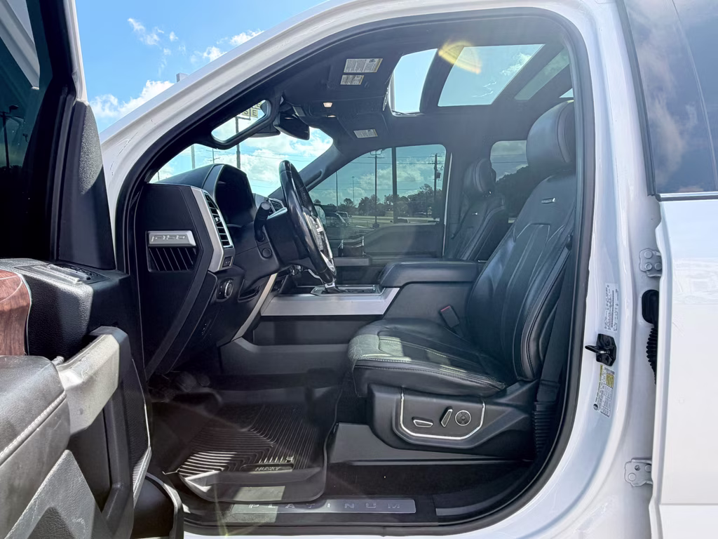 2017 White Platinum Metallic Tri-Coat Ford F-150 Platinum 4X4 Truck