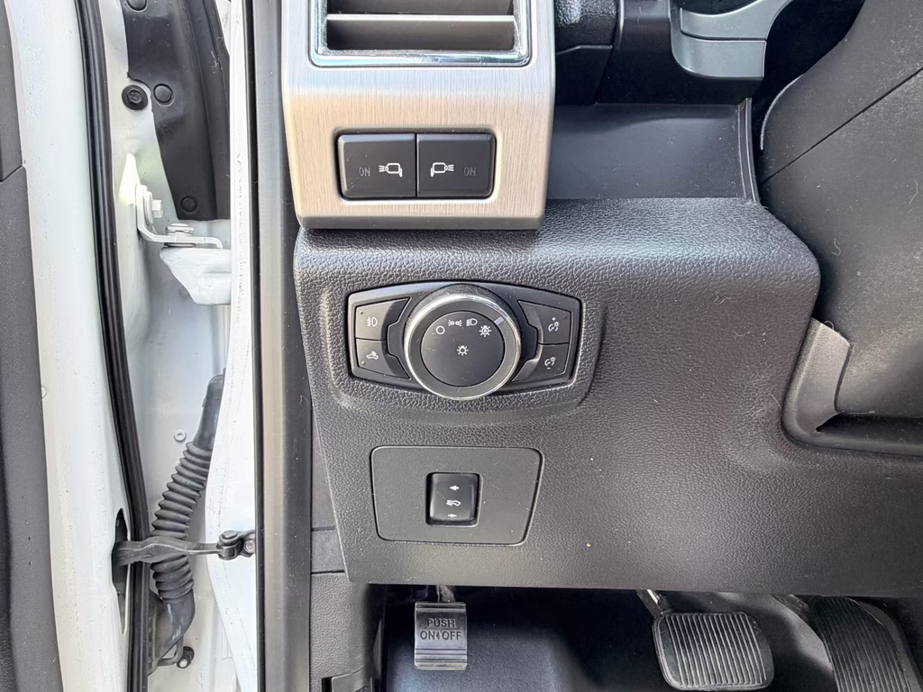 2017 White Platinum Metallic Tri-Coat Ford F-150 Platinum 4X4 Truck